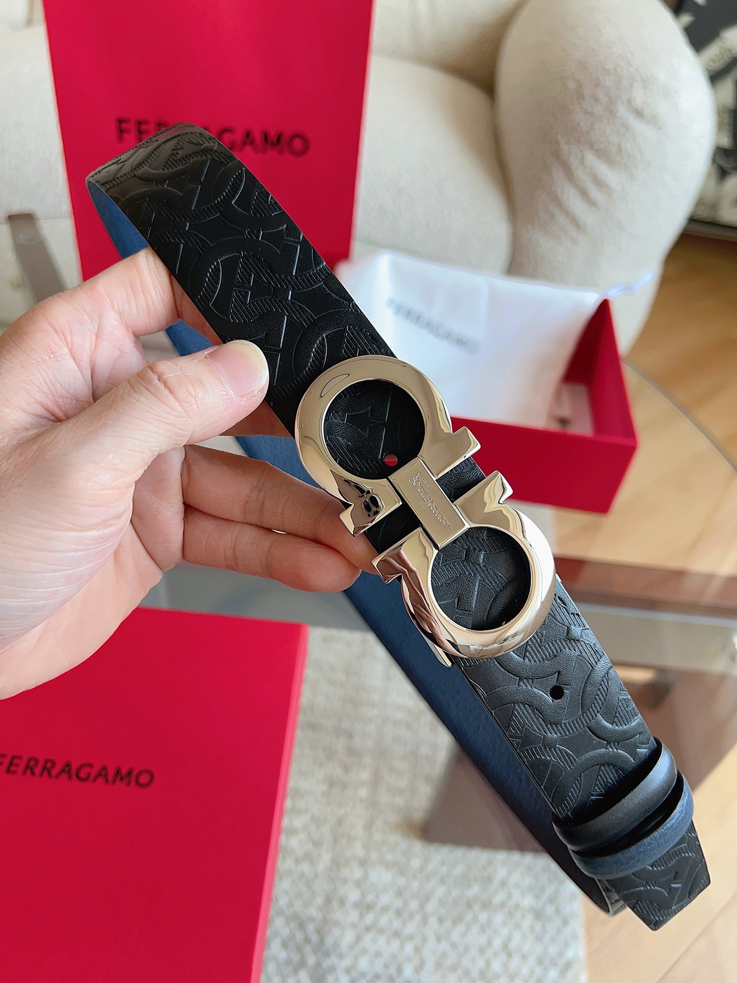 菲拉格慕（2026早春款），皮带选用经特别工艺处理的头层牛皮制成，突显天然粒纹，采用摩登优雅色调焕新演绎