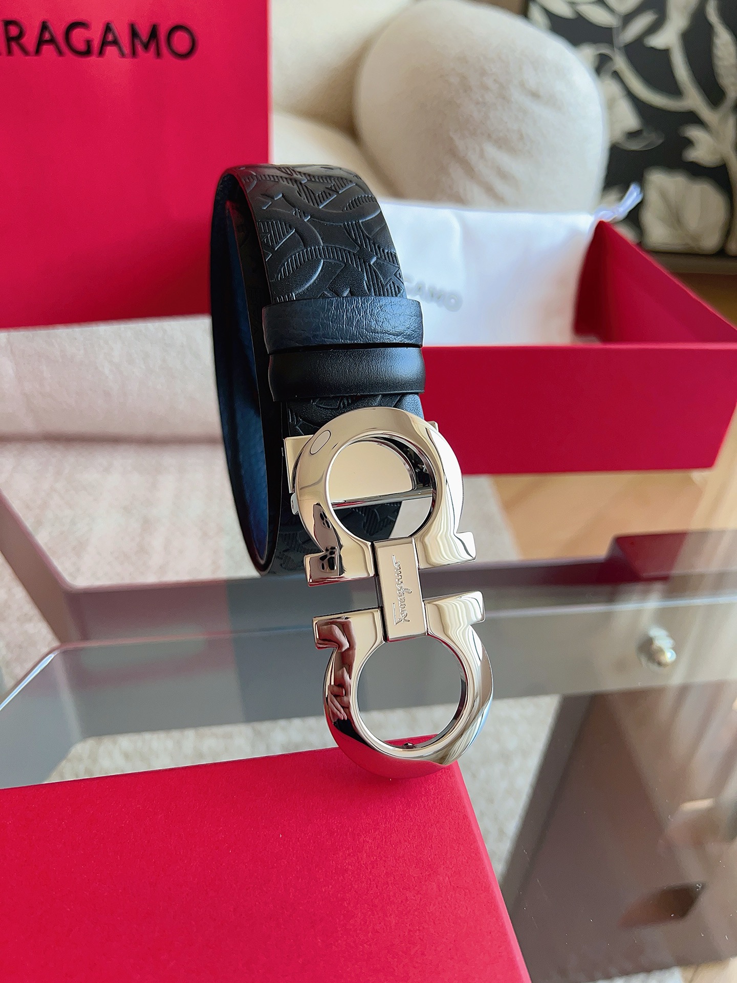 菲拉格慕（2026早春款），皮带选用经特别工艺处理的头层牛皮制成，突显天然粒纹，采用摩登优雅色调焕新演绎