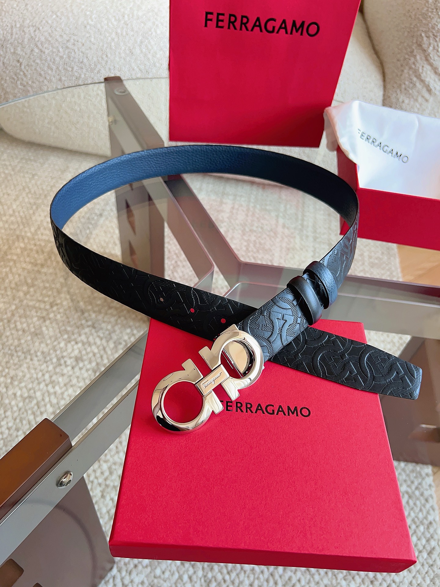 菲拉格慕（2026早春款），皮带选用经特别工艺处理的头层牛皮制成，突显天然粒纹，采用摩登优雅色调焕新演绎