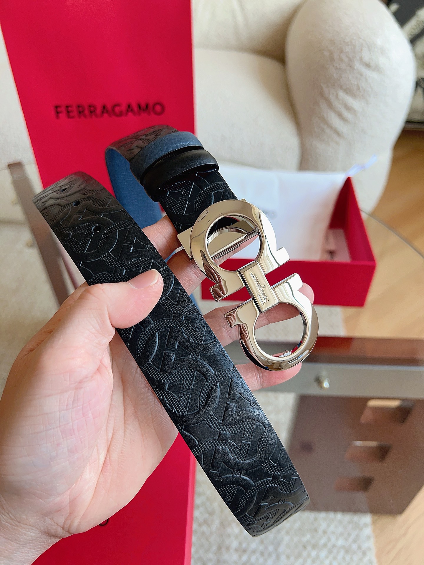 菲拉格慕（2026早春款），皮带选用经特别工艺处理的头层牛皮制成，突显天然粒纹，采用摩登优雅色调焕新演绎