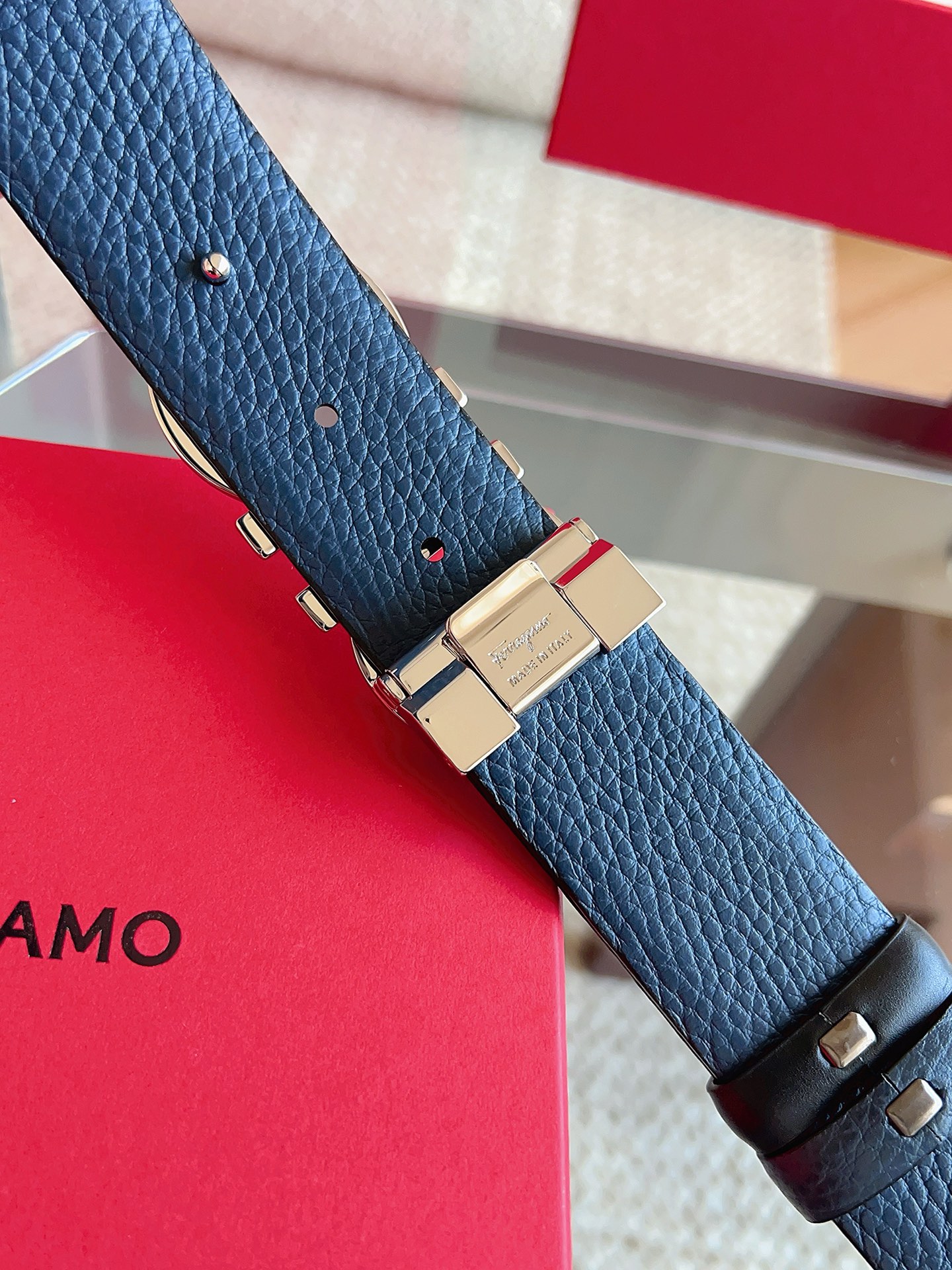 菲拉格慕（2026早春款），皮带选用经特别工艺处理的头层牛皮制成，突显天然粒纹，采用摩登优雅色调焕新演绎