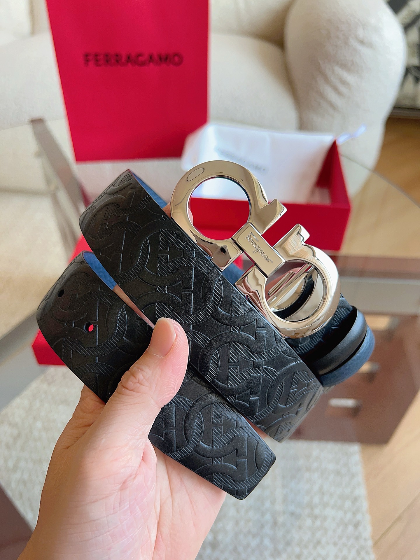 菲拉格慕（2026早春款），皮带选用经特别工艺处理的头层牛皮制成，突显天然粒纹，采用摩登优雅色调焕新演绎