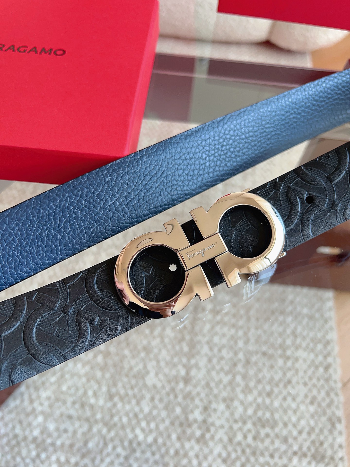 菲拉格慕（2026早春款），皮带选用经特别工艺处理的头层牛皮制成，突显天然粒纹，采用摩登优雅色调焕新演绎