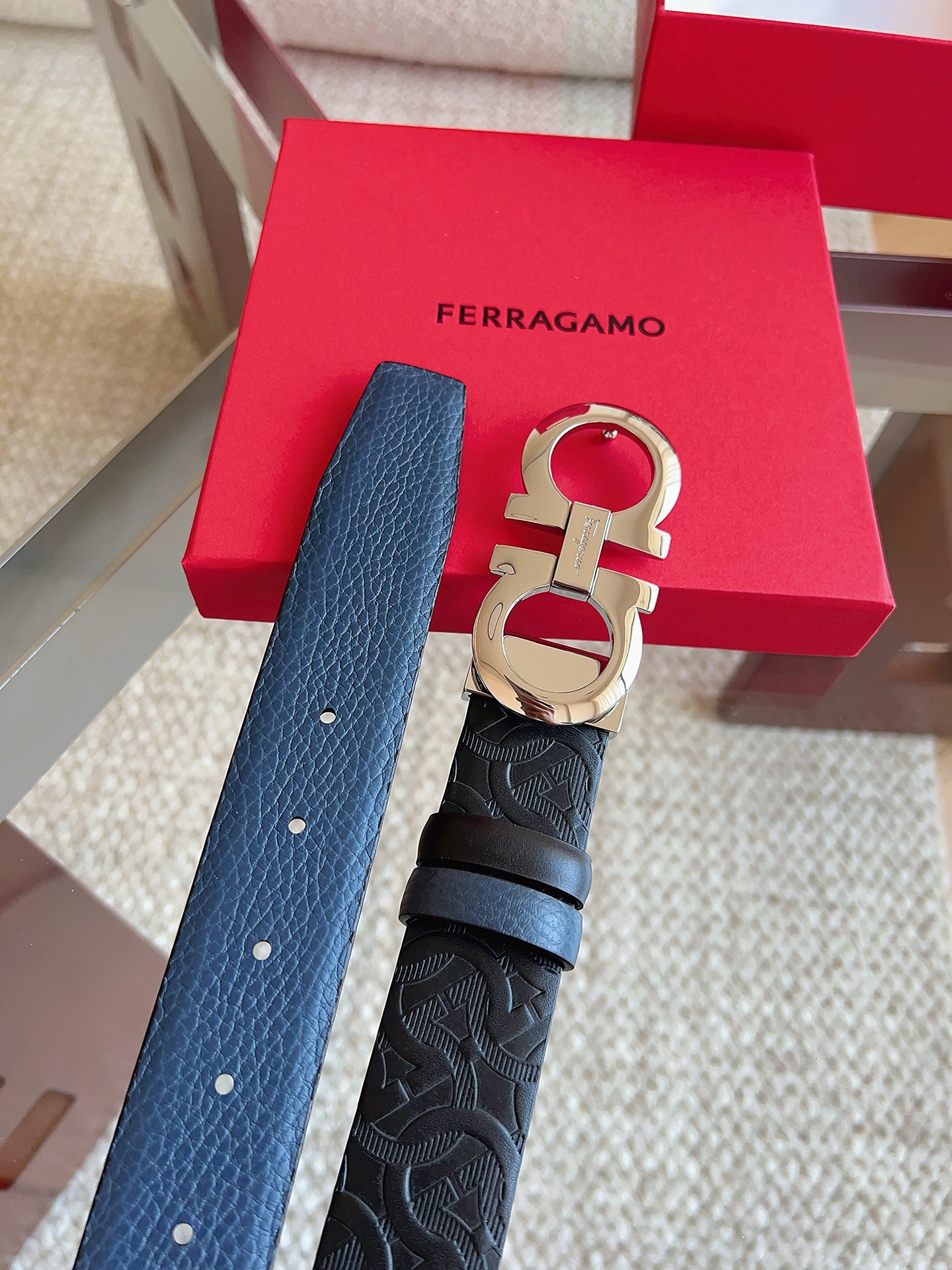 菲拉格慕（2026早春款），皮带选用经特别工艺处理的头层牛皮制成，突显天然粒纹，采用摩登优雅色调焕新演绎