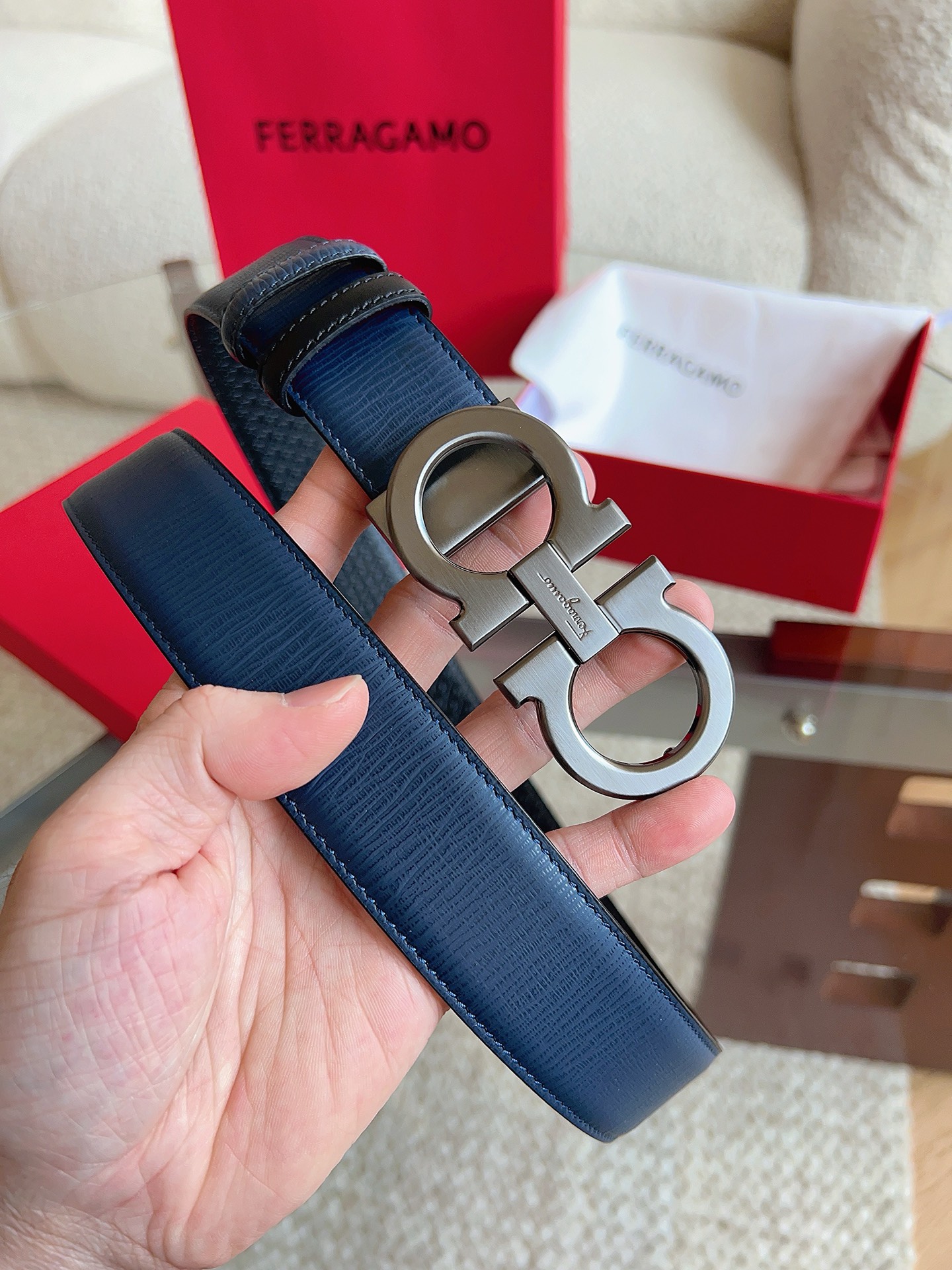 菲拉格慕（2026早春款），皮带选用经特别工艺处理的头层牛皮制成，突显天然粒纹，采用摩登优雅色调焕新演绎