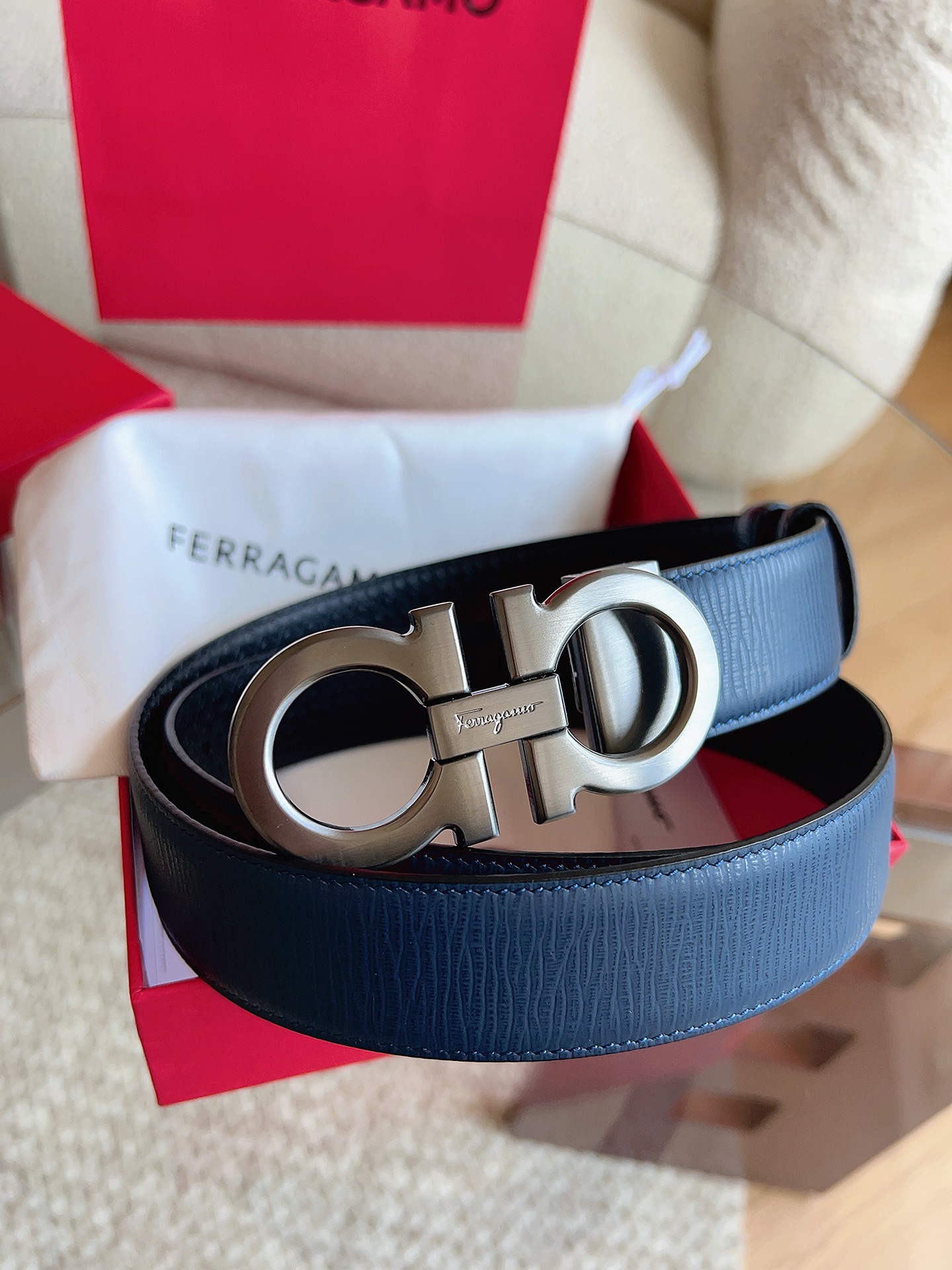 菲拉格慕（2026早春款），皮带选用经特别工艺处理的头层牛皮制成，突显天然粒纹，采用摩登优雅色调焕新演绎