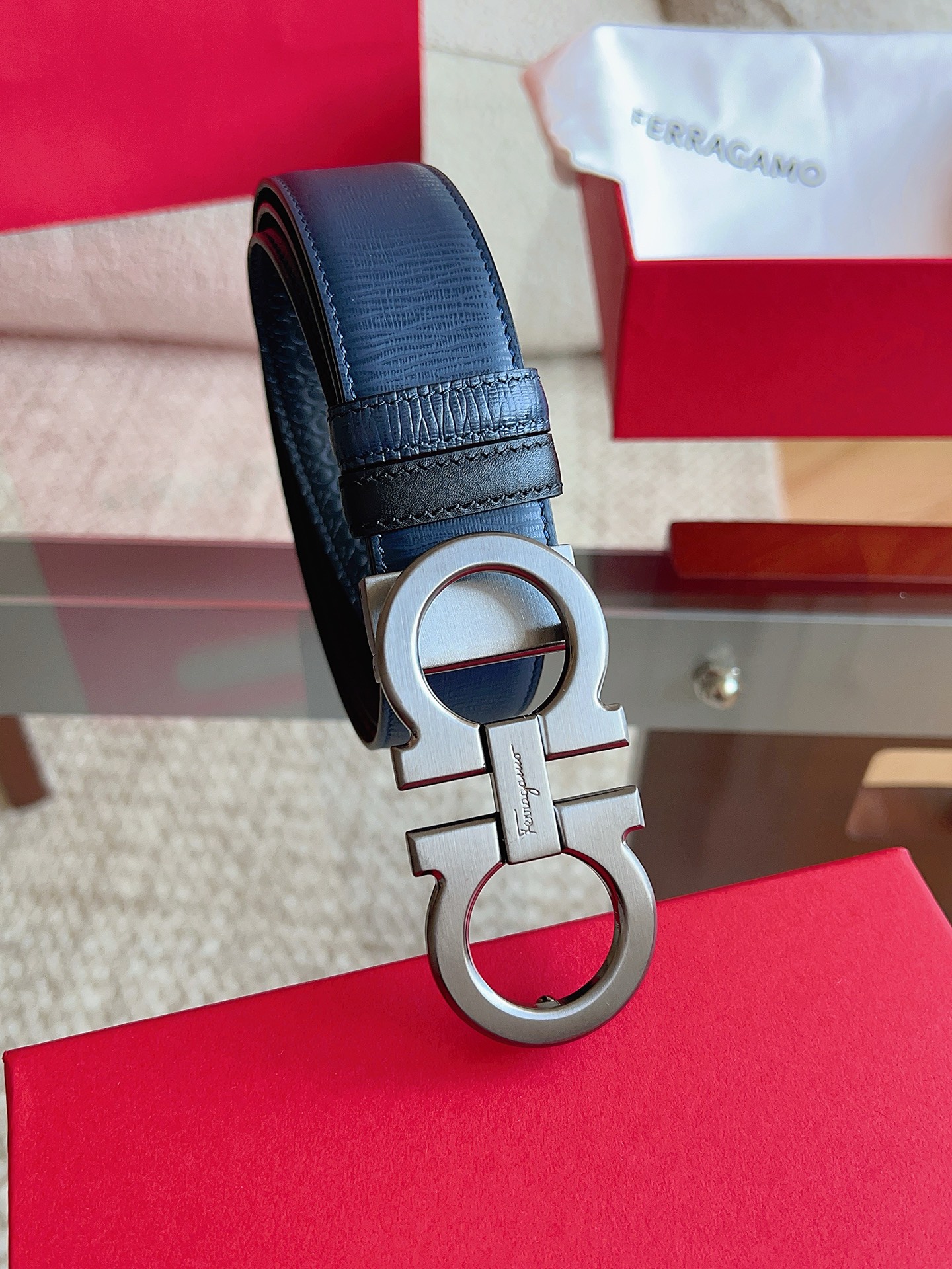 菲拉格慕（2026早春款），皮带选用经特别工艺处理的头层牛皮制成，突显天然粒纹，采用摩登优雅色调焕新演绎