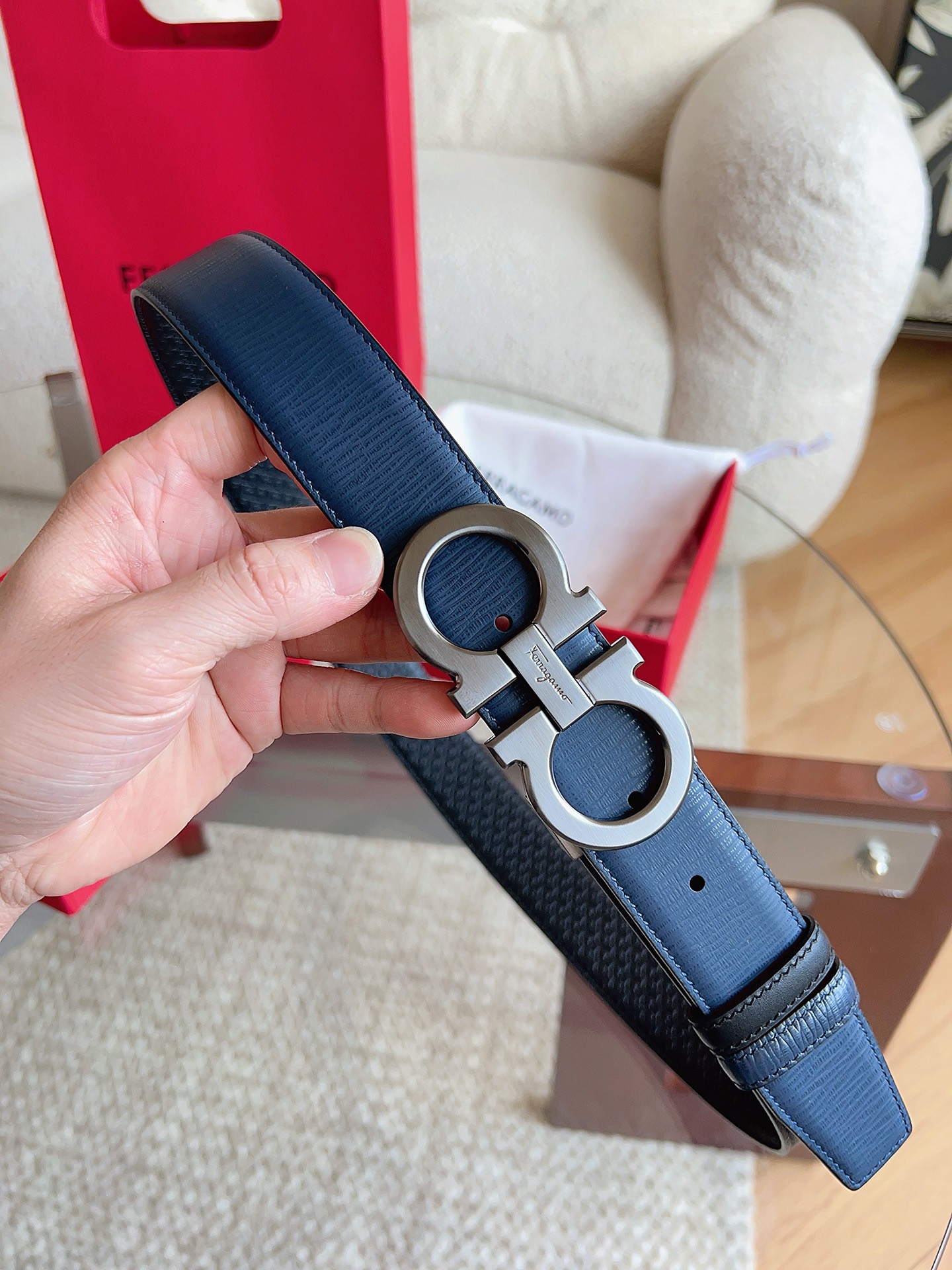 菲拉格慕（2026早春款），皮带选用经特别工艺处理的头层牛皮制成，突显天然粒纹，采用摩登优雅色调焕新演绎