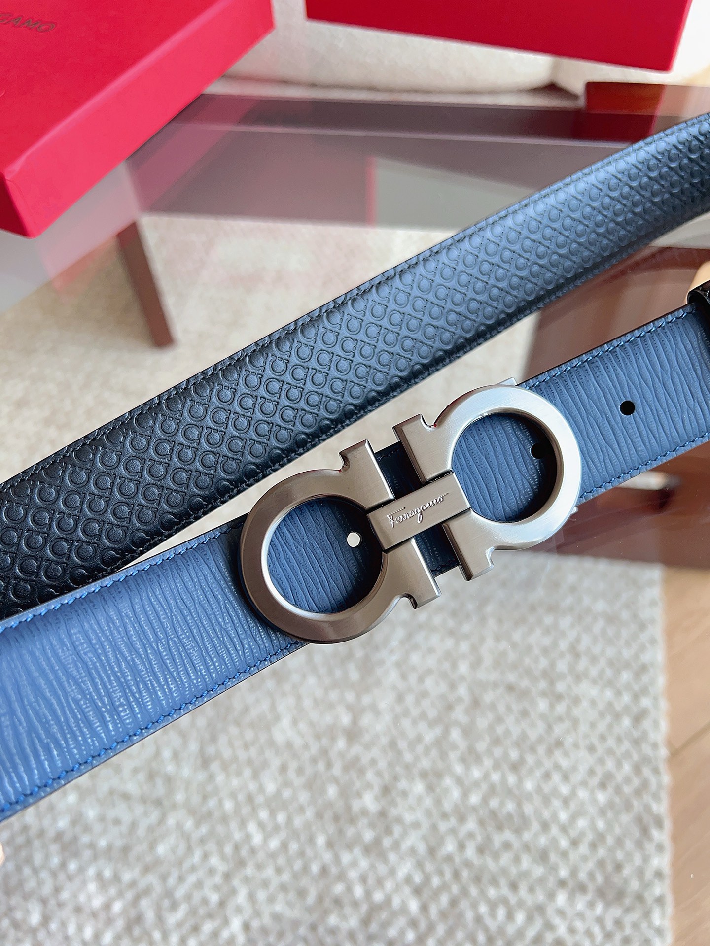 菲拉格慕（2026早春款），皮带选用经特别工艺处理的头层牛皮制成，突显天然粒纹，采用摩登优雅色调焕新演绎