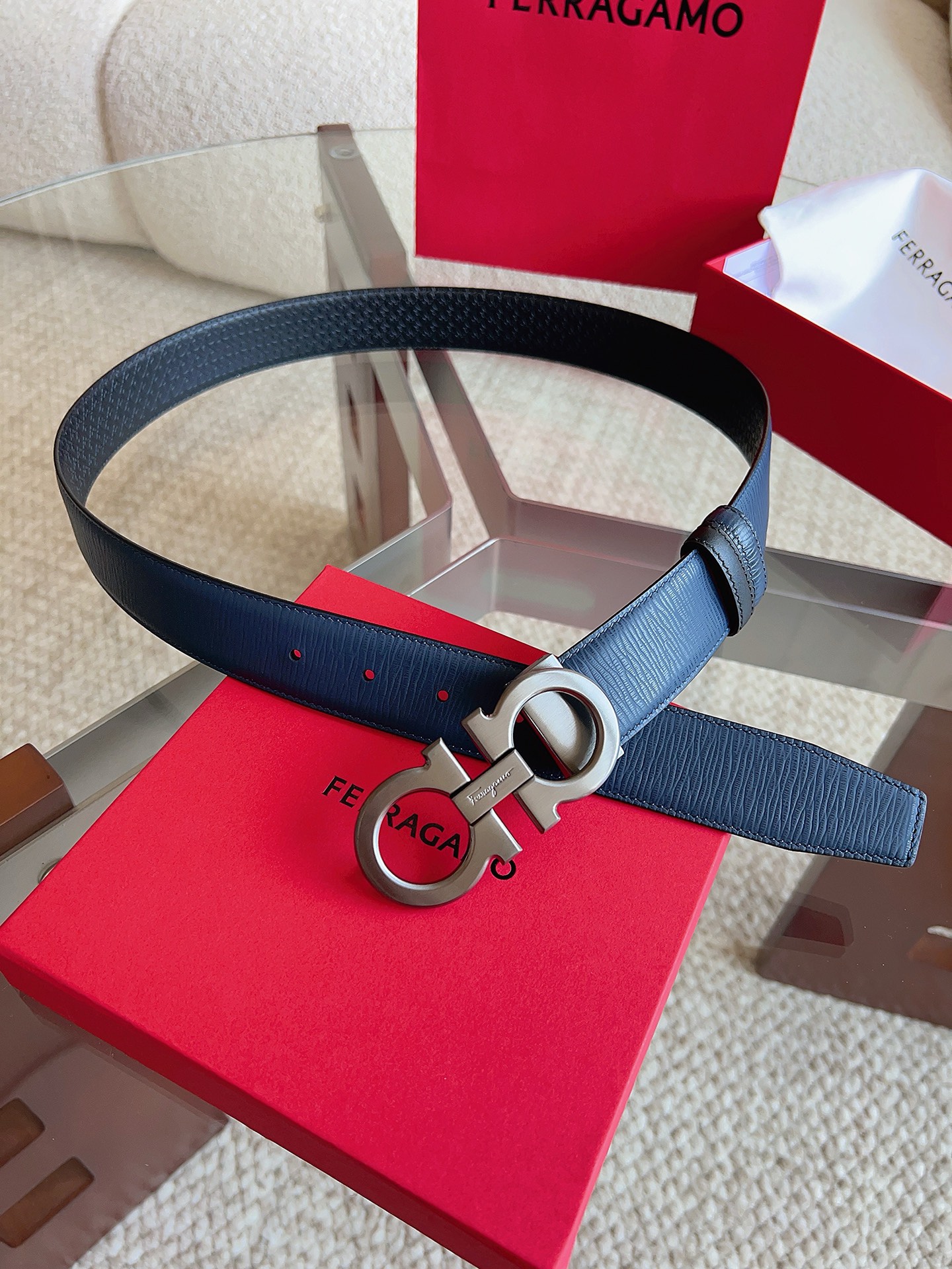 菲拉格慕（2026早春款），皮带选用经特别工艺处理的头层牛皮制成，突显天然粒纹，采用摩登优雅色调焕新演绎