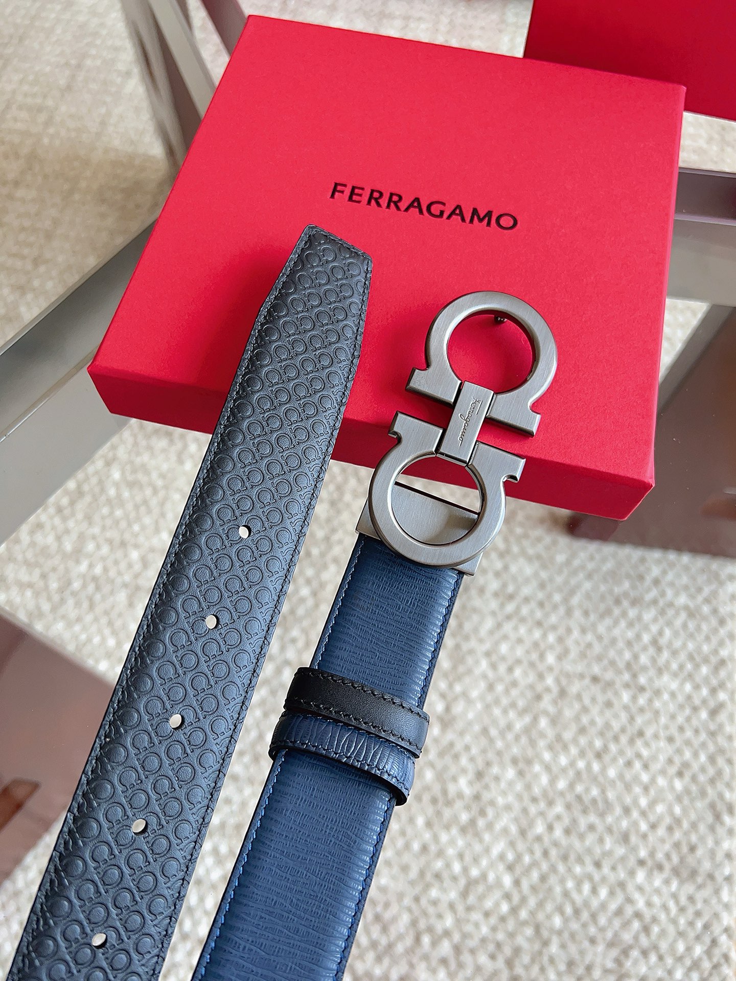 菲拉格慕（2026早春款），皮带选用经特别工艺处理的头层牛皮制成，突显天然粒纹，采用摩登优雅色调焕新演绎