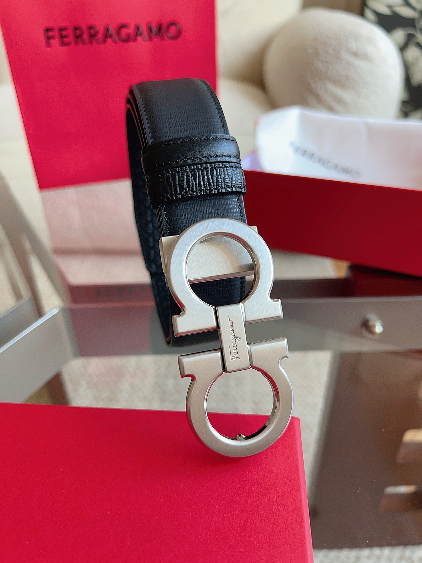 菲拉格慕（2026早春款），皮带选用经特别工艺处理的头层牛皮制成，突显天然粒纹，采用摩登优雅色调焕新演绎