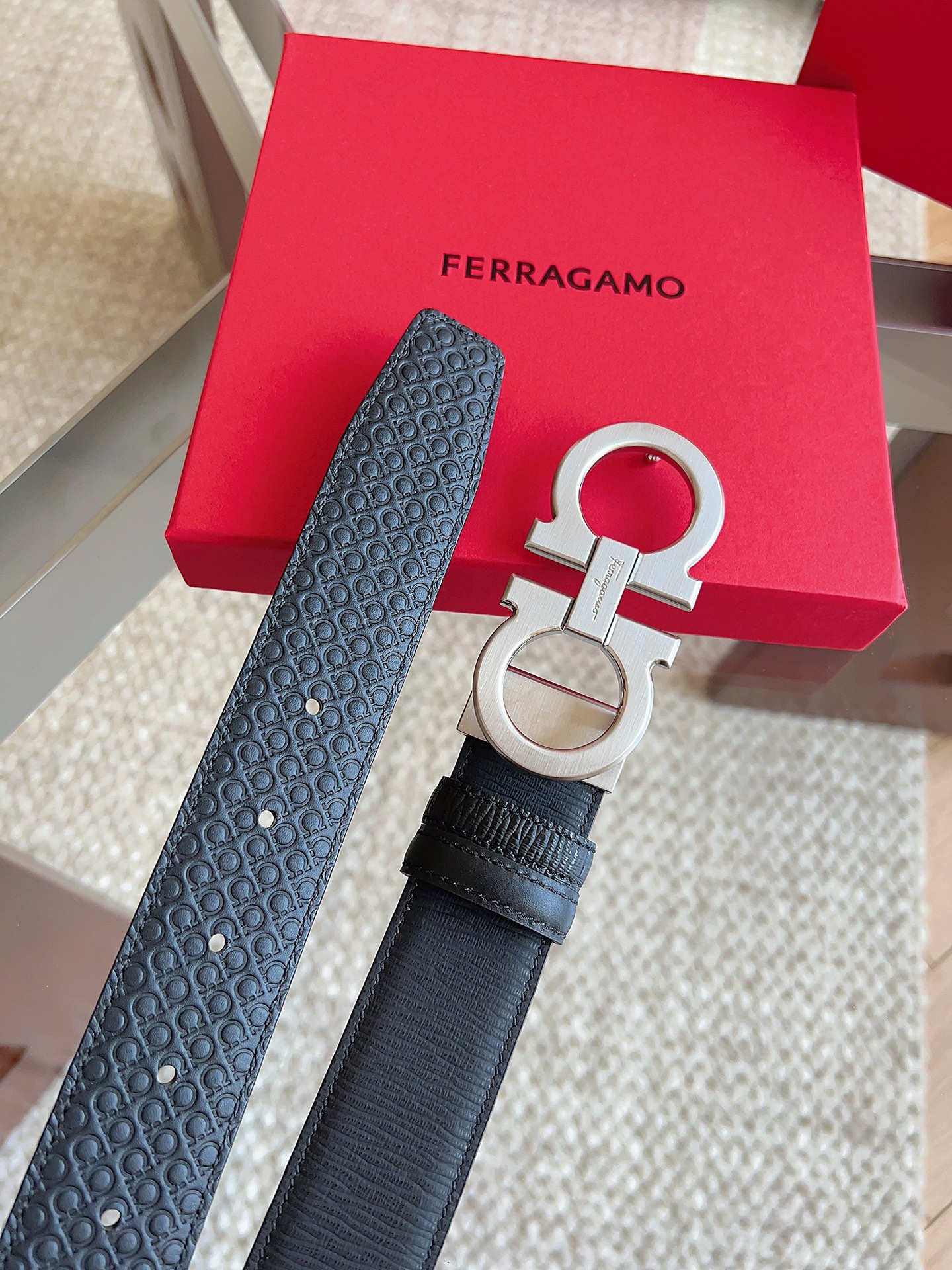 菲拉格慕（2026早春款），皮带选用经特别工艺处理的头层牛皮制成，突显天然粒纹，采用摩登优雅色调焕新演绎