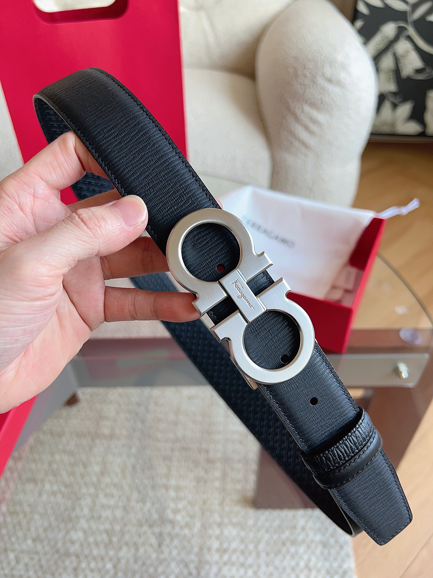 菲拉格慕（2026早春款），皮带选用经特别工艺处理的头层牛皮制成，突显天然粒纹，采用摩登优雅色调焕新演绎