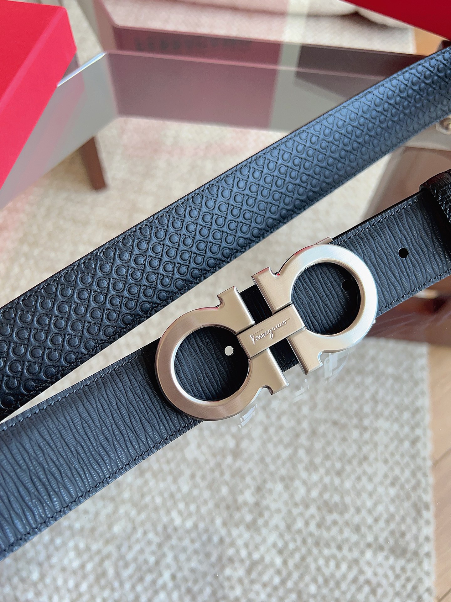 菲拉格慕（2026早春款），皮带选用经特别工艺处理的头层牛皮制成，突显天然粒纹，采用摩登优雅色调焕新演绎