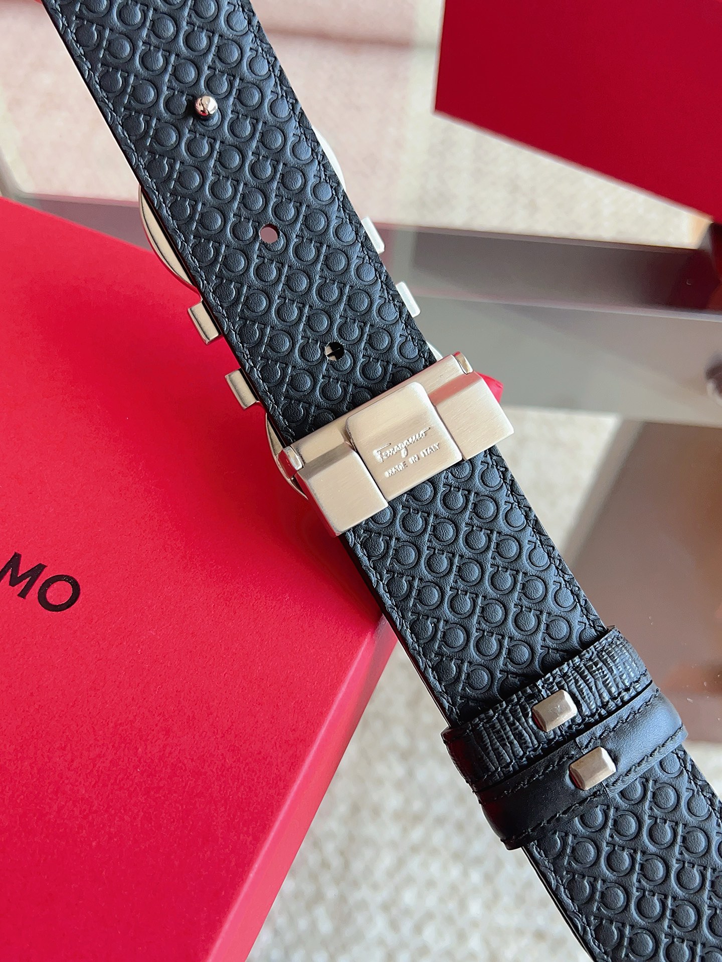 菲拉格慕（2026早春款），皮带选用经特别工艺处理的头层牛皮制成，突显天然粒纹，采用摩登优雅色调焕新演绎