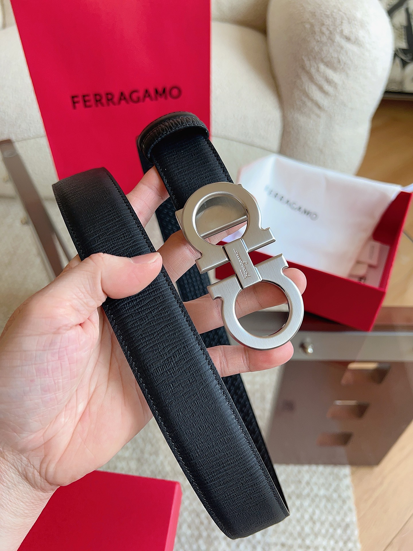 菲拉格慕（2026早春款），皮带选用经特别工艺处理的头层牛皮制成，突显天然粒纹，采用摩登优雅色调焕新演绎