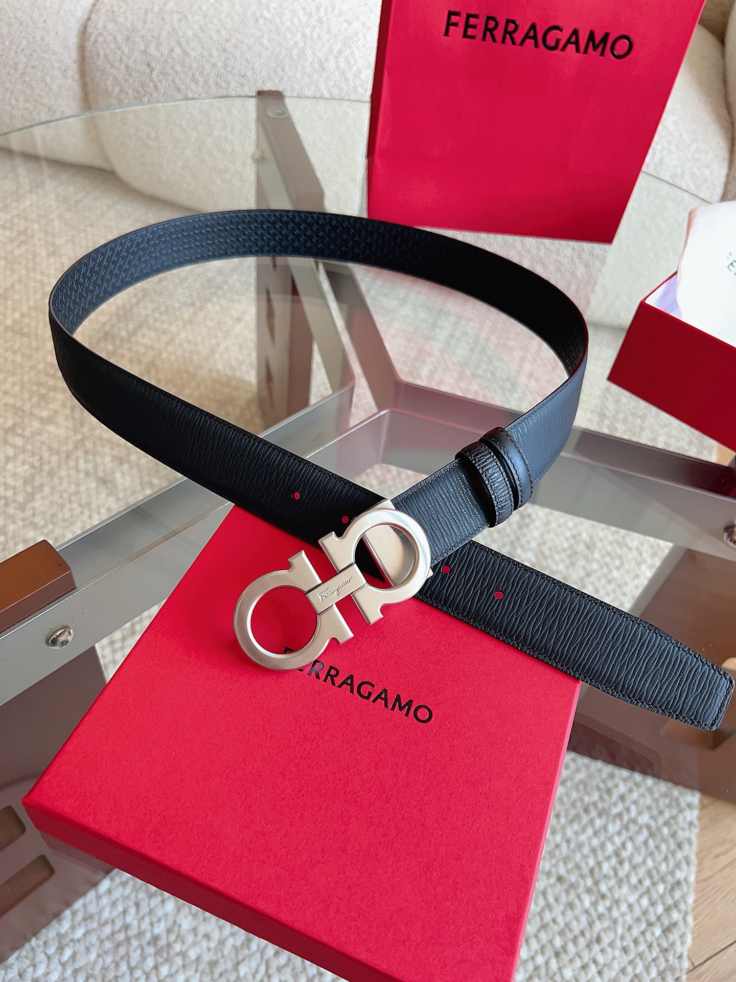 菲拉格慕（2026早春款），皮带选用经特别工艺处理的头层牛皮制成，突显天然粒纹，采用摩登优雅色调焕新演绎