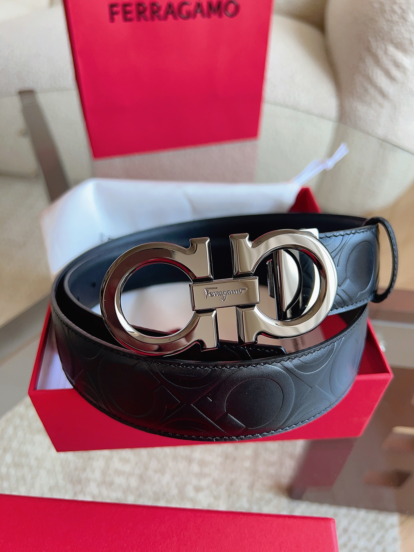 菲拉格慕（2026早春款），皮带选用经特别工艺处理的头层牛皮制成，突显天然粒纹，采用摩登优雅色调焕新演绎