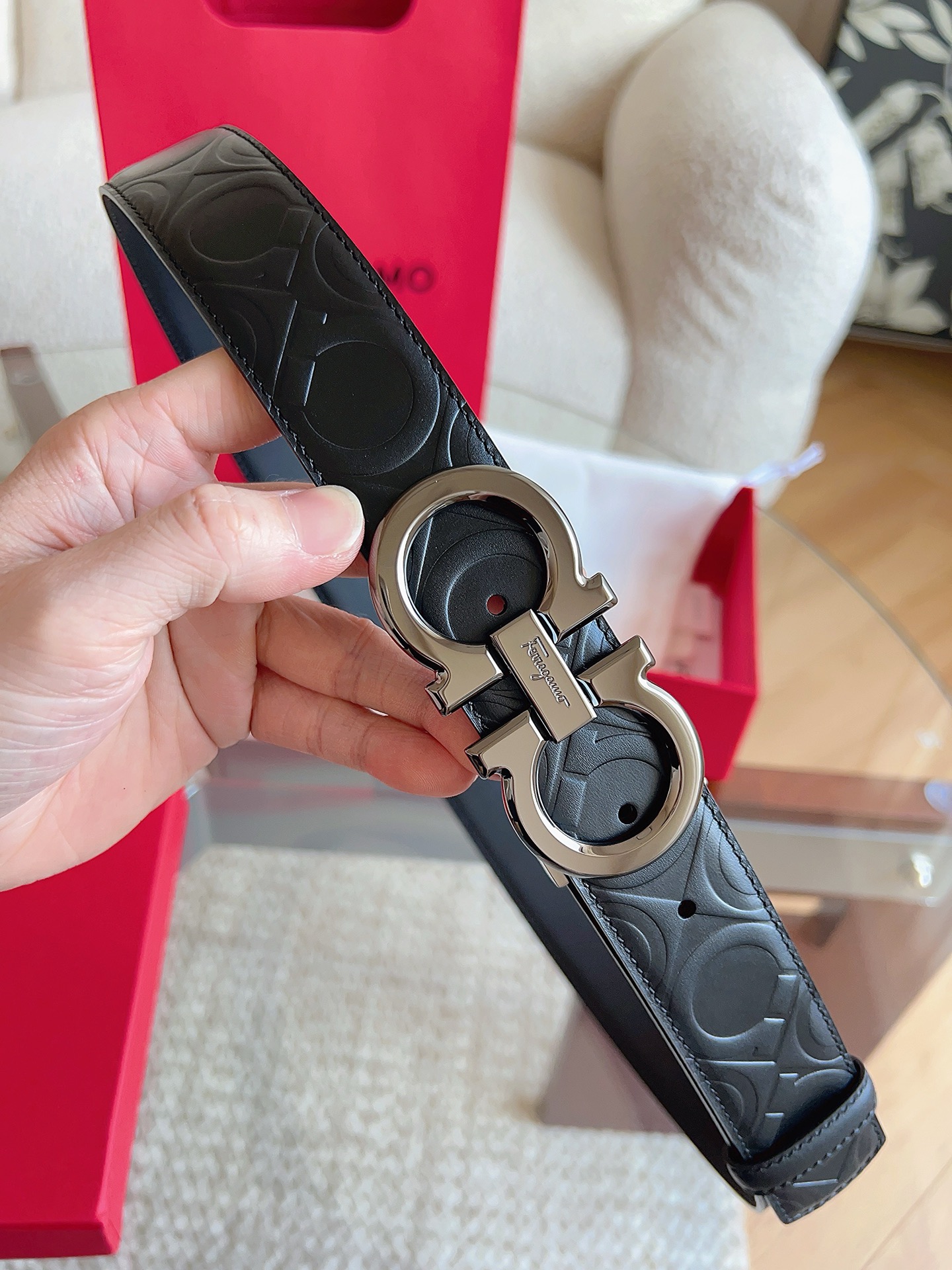 菲拉格慕（2026早春款），皮带选用经特别工艺处理的头层牛皮制成，突显天然粒纹，采用摩登优雅色调焕新演绎