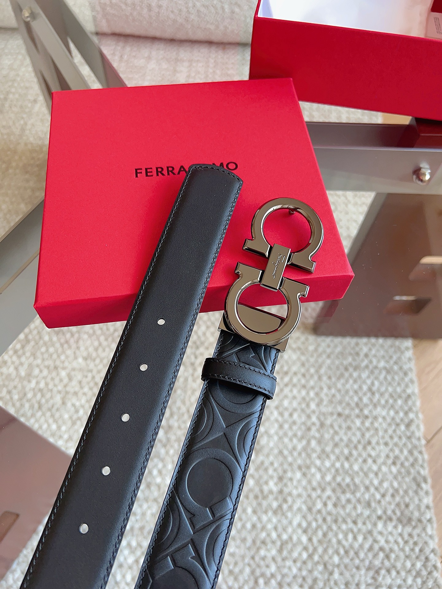 菲拉格慕（2026早春款），皮带选用经特别工艺处理的头层牛皮制成，突显天然粒纹，采用摩登优雅色调焕新演绎