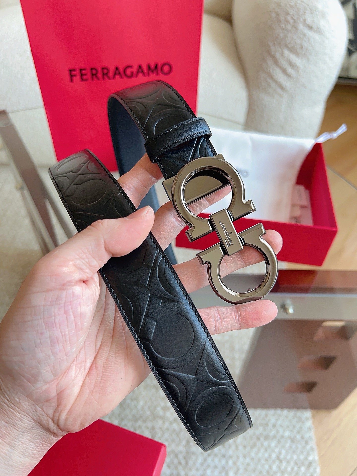 菲拉格慕（2026早春款），皮带选用经特别工艺处理的头层牛皮制成，突显天然粒纹，采用摩登优雅色调焕新演绎