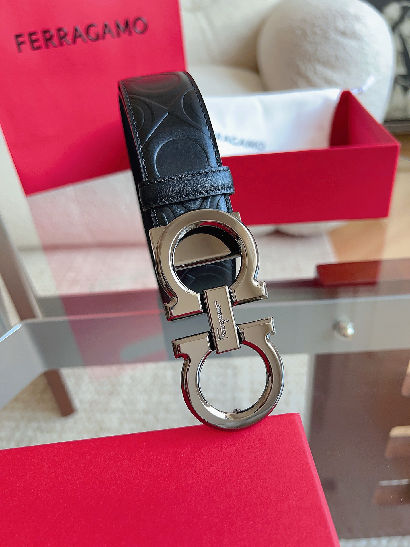 菲拉格慕（2026早春款），皮带选用经特别工艺处理的头层牛皮制成，突显天然粒纹，采用摩登优雅色调焕新演绎