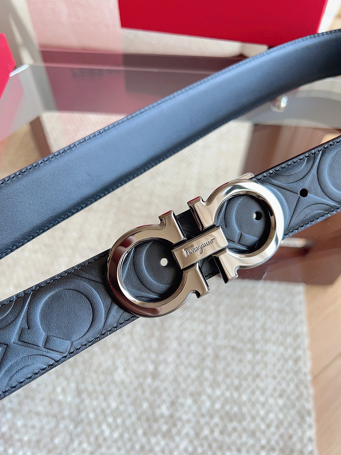 菲拉格慕（2026早春款），皮带选用经特别工艺处理的头层牛皮制成，突显天然粒纹，采用摩登优雅色调焕新演绎