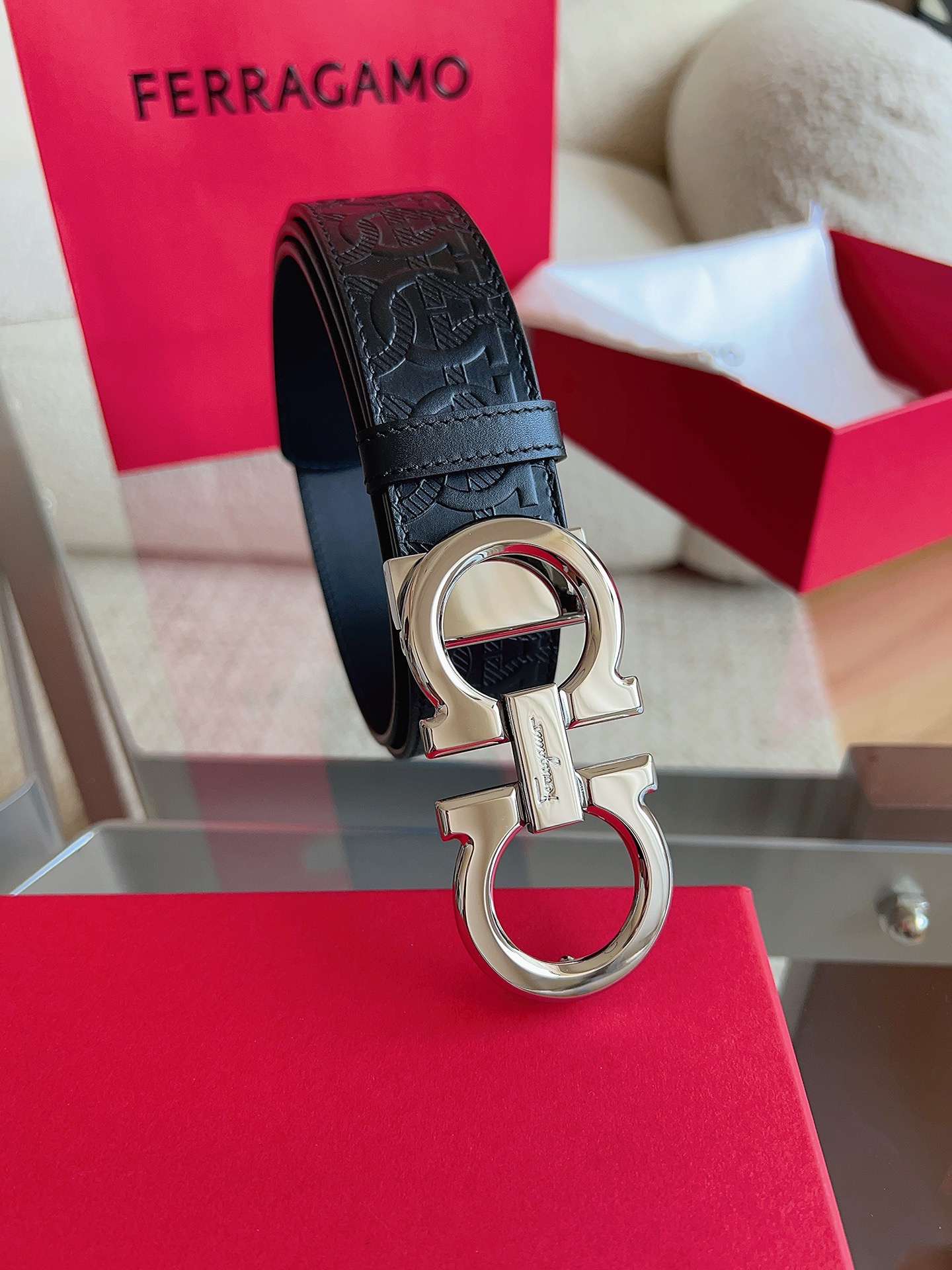 菲拉格慕（2026早春款），皮带选用经特别工艺处理的头层牛皮制成，突显天然粒纹，采用摩登优雅色调焕新演绎