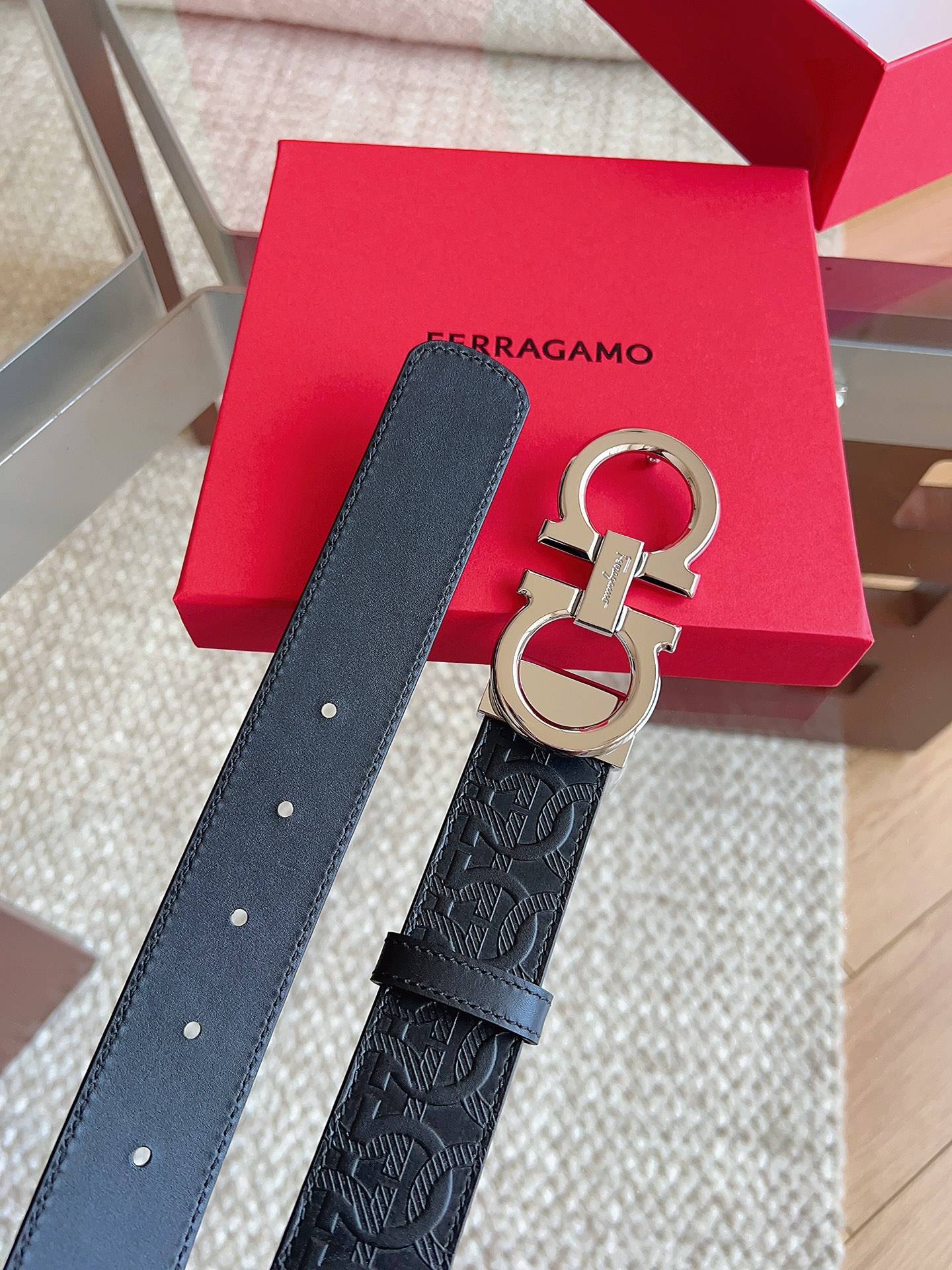 菲拉格慕（2026早春款），皮带选用经特别工艺处理的头层牛皮制成，突显天然粒纹，采用摩登优雅色调焕新演绎