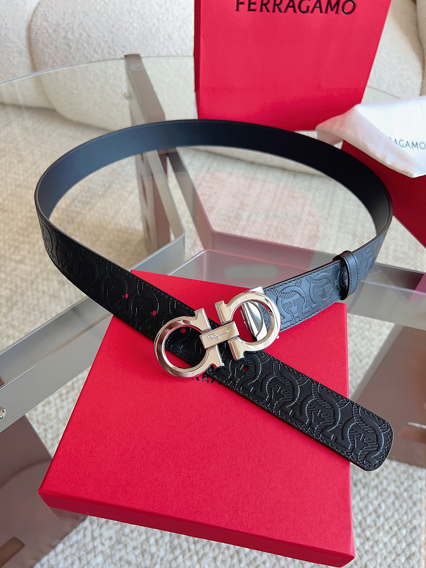 菲拉格慕（2026早春款），皮带选用经特别工艺处理的头层牛皮制成，突显天然粒纹，采用摩登优雅色调焕新演绎