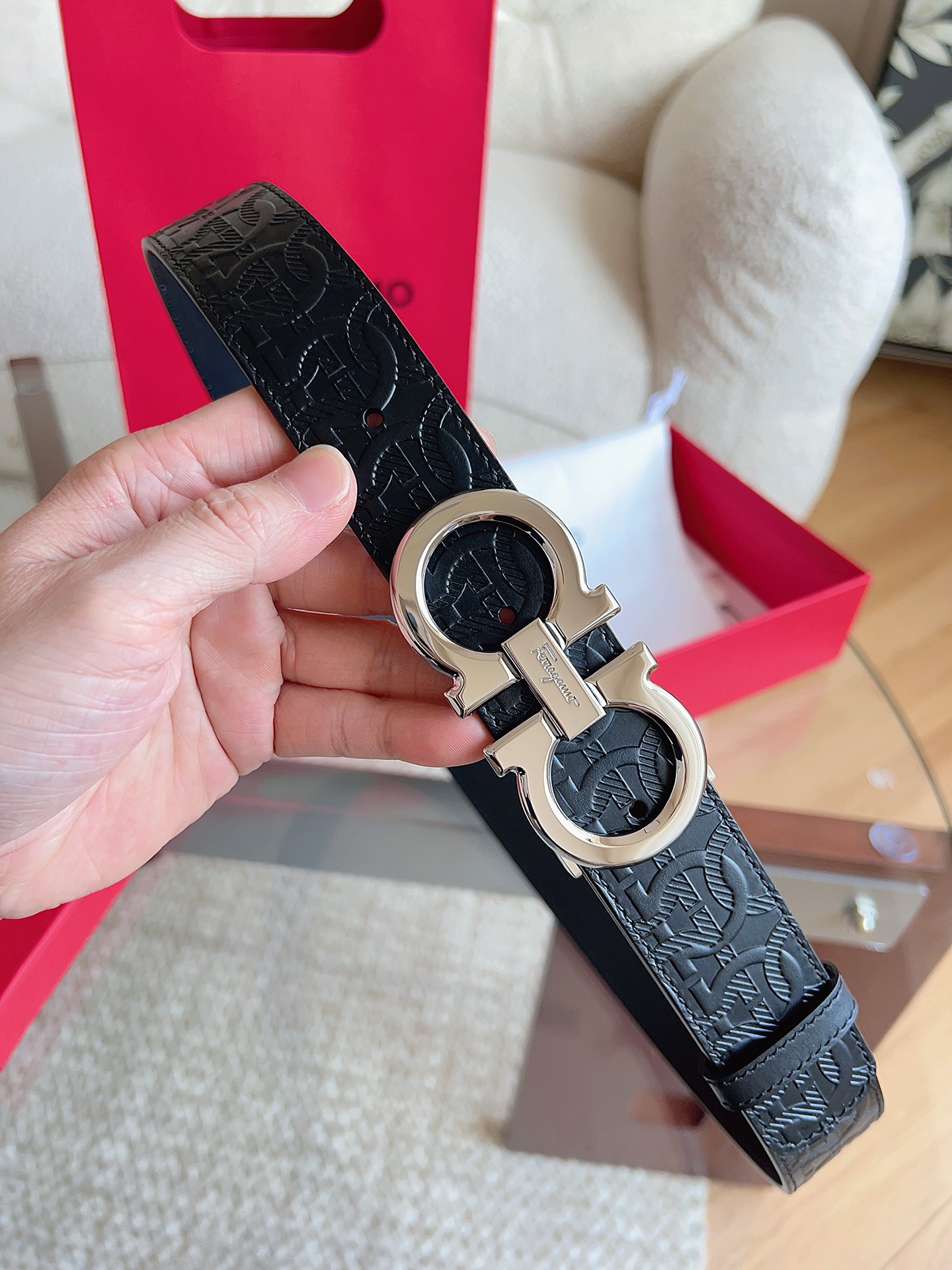 菲拉格慕（2026早春款），皮带选用经特别工艺处理的头层牛皮制成，突显天然粒纹，采用摩登优雅色调焕新演绎