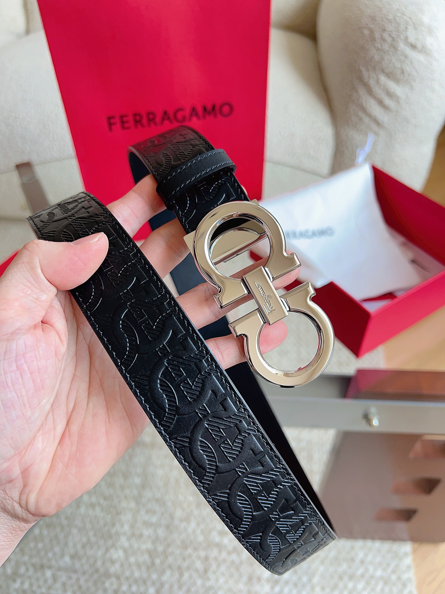 菲拉格慕（2026早春款），皮带选用经特别工艺处理的头层牛皮制成，突显天然粒纹，采用摩登优雅色调焕新演绎