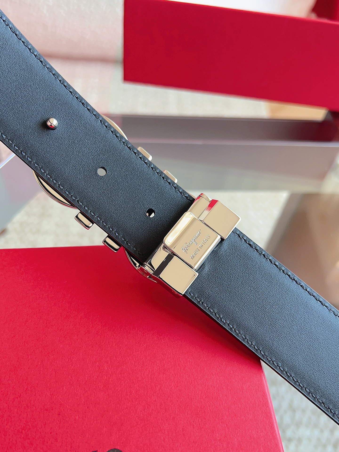 菲拉格慕（2026早春款），皮带选用经特别工艺处理的头层牛皮制成，突显天然粒纹，采用摩登优雅色调焕新演绎