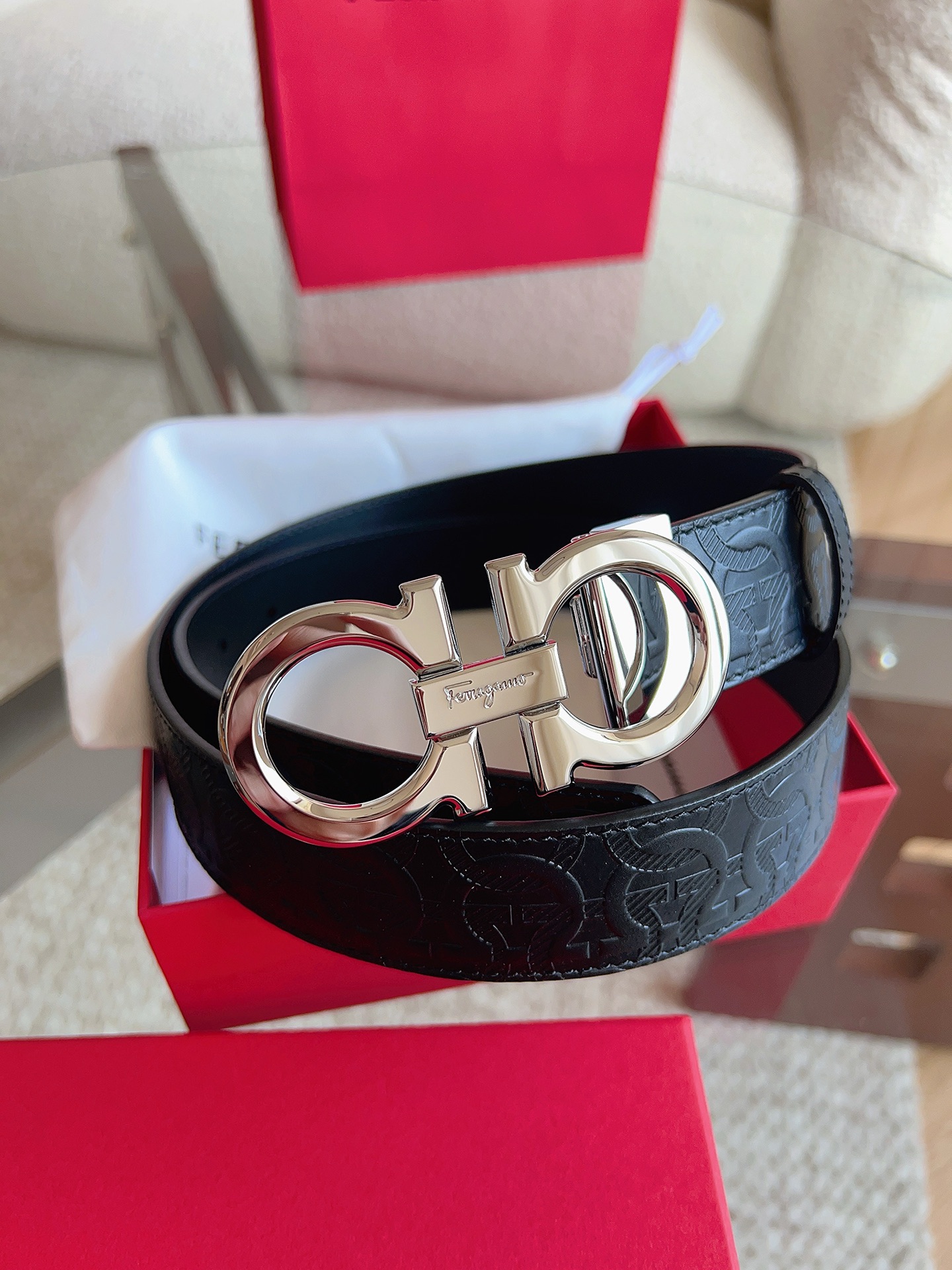 菲拉格慕（2026早春款），皮带选用经特别工艺处理的头层牛皮制成，突显天然粒纹，采用摩登优雅色调焕新演绎