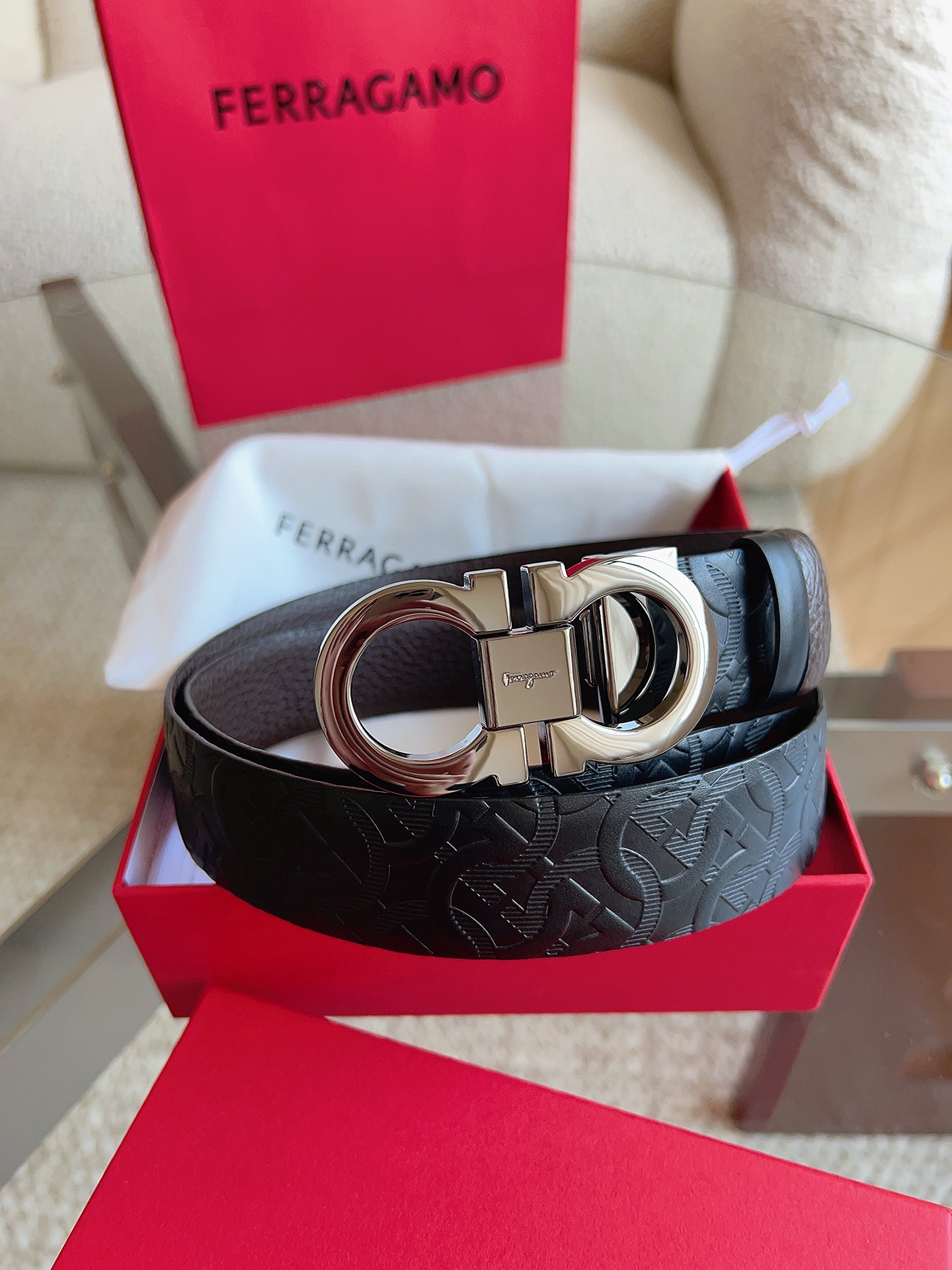 菲拉格慕（2026早春款），皮带选用经特别工艺处理的头层牛皮制成，突显天然粒纹，采用摩登优雅色调焕新演绎