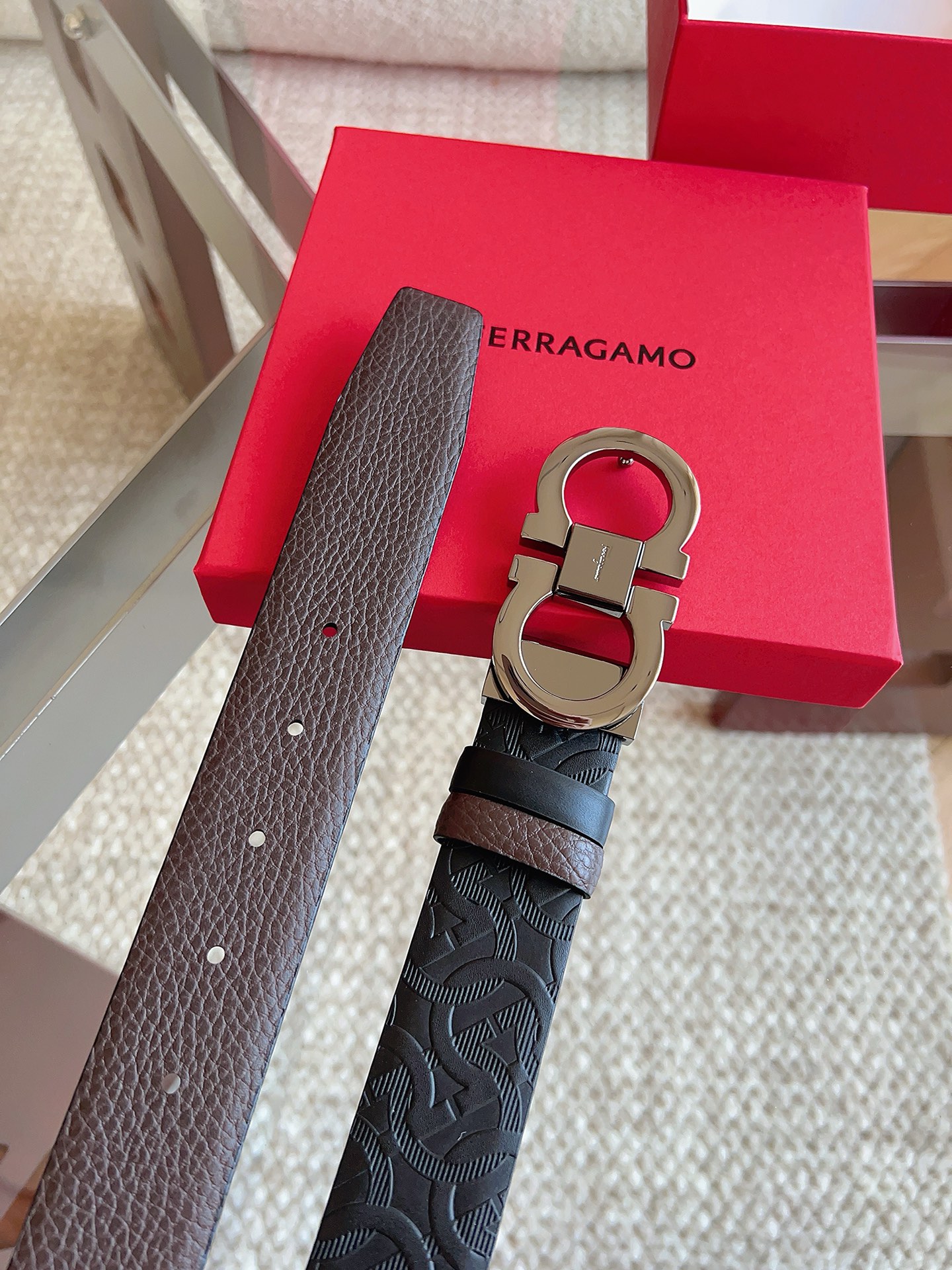 菲拉格慕（2026早春款），皮带选用经特别工艺处理的头层牛皮制成，突显天然粒纹，采用摩登优雅色调焕新演绎