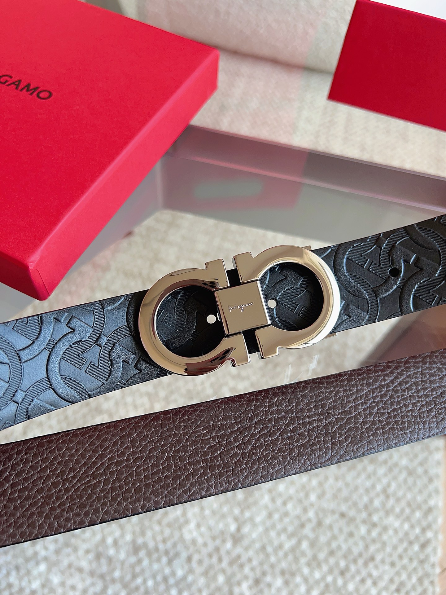 菲拉格慕（2026早春款），皮带选用经特别工艺处理的头层牛皮制成，突显天然粒纹，采用摩登优雅色调焕新演绎