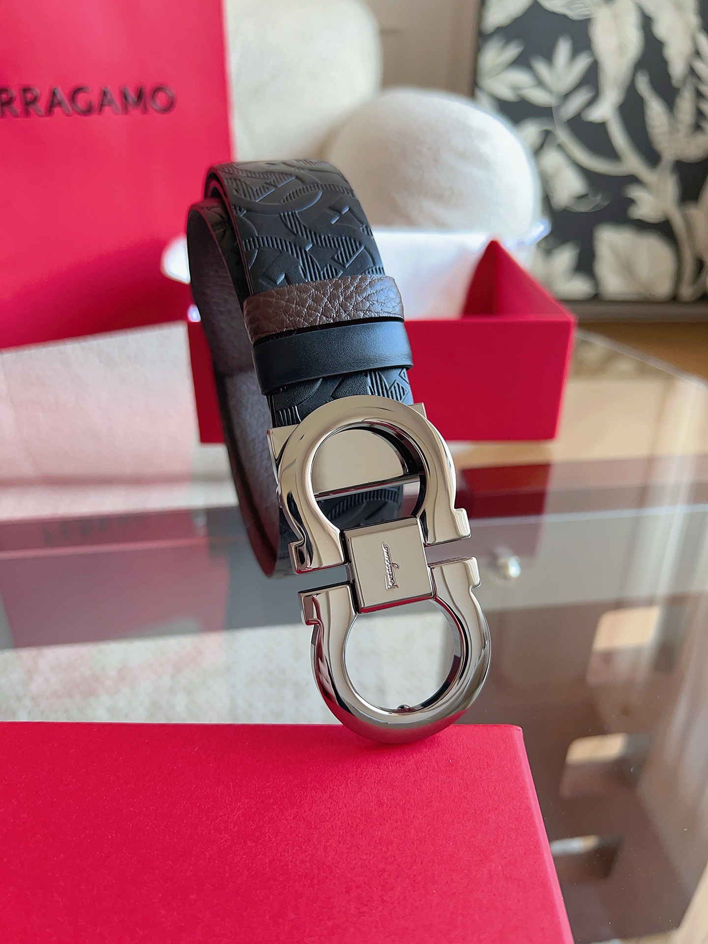 菲拉格慕（2026早春款），皮带选用经特别工艺处理的头层牛皮制成，突显天然粒纹，采用摩登优雅色调焕新演绎