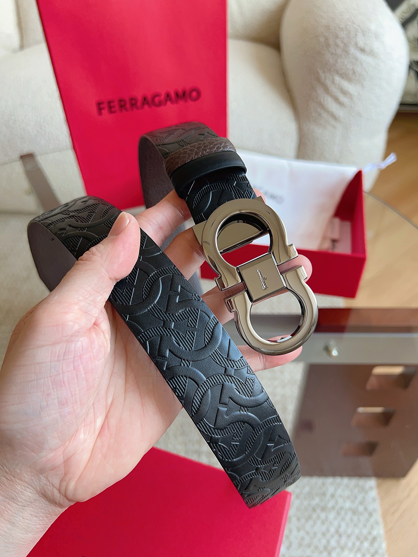 菲拉格慕（2026早春款），皮带选用经特别工艺处理的头层牛皮制成，突显天然粒纹，采用摩登优雅色调焕新演绎