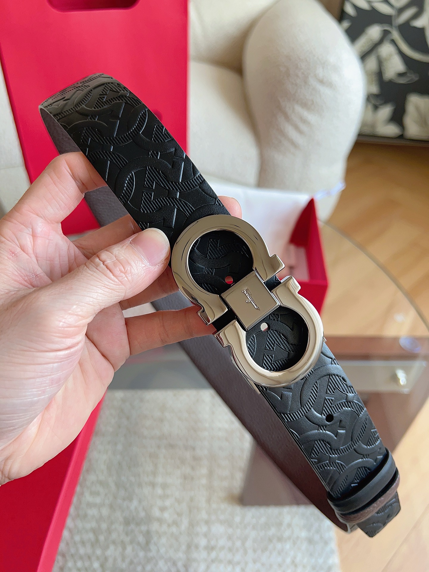 菲拉格慕（2026早春款），皮带选用经特别工艺处理的头层牛皮制成，突显天然粒纹，采用摩登优雅色调焕新演绎