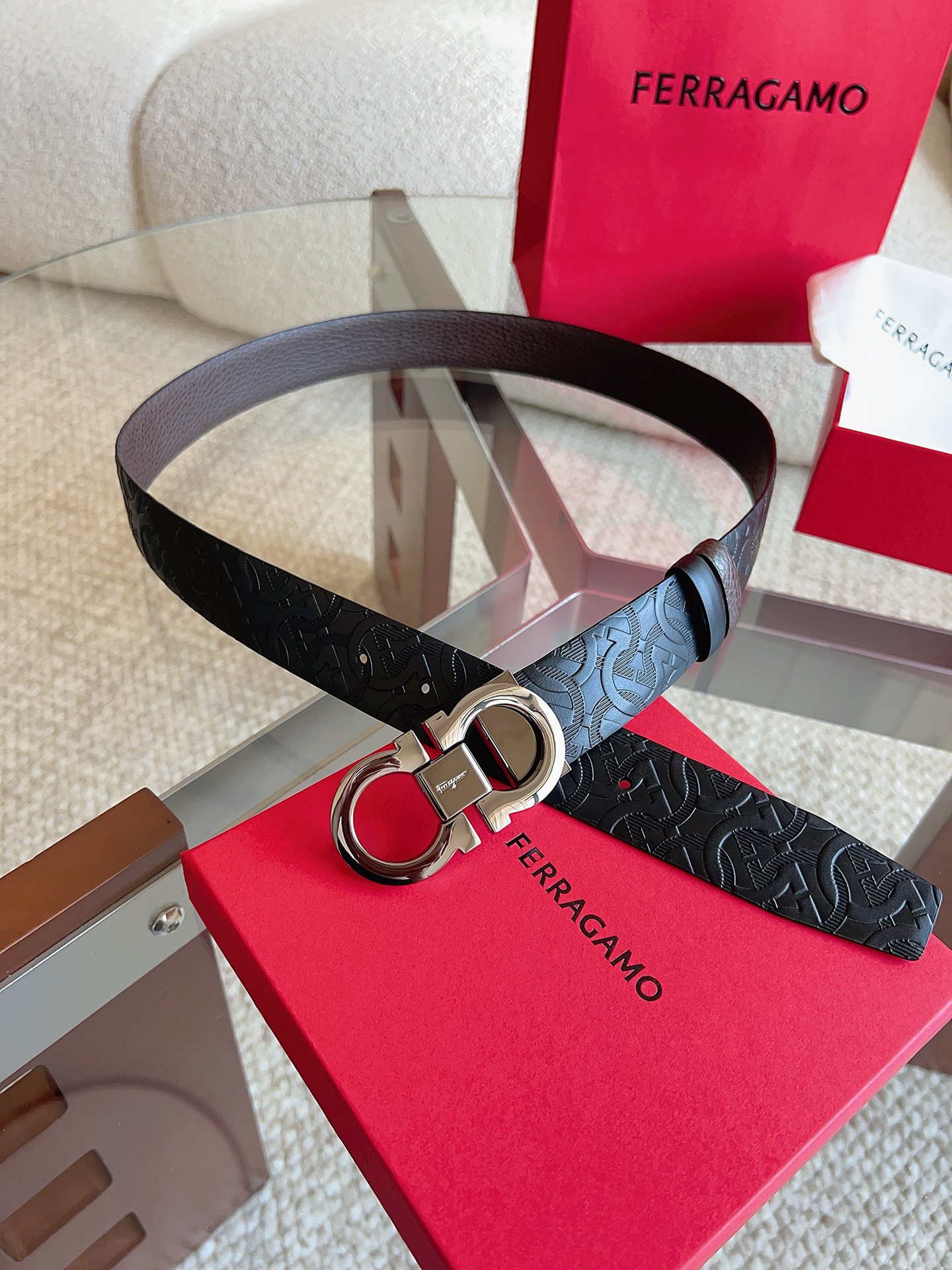 菲拉格慕（2026早春款），皮带选用经特别工艺处理的头层牛皮制成，突显天然粒纹，采用摩登优雅色调焕新演绎