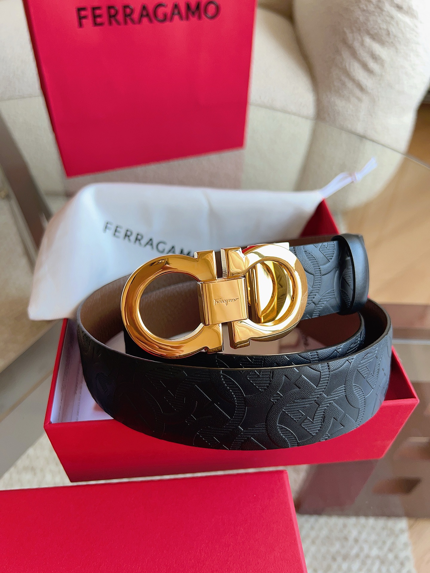 菲拉格慕（2026早春款），皮带选用经特别工艺处理的头层牛皮制成，突显天然粒纹，采用摩登优雅色调焕新演绎