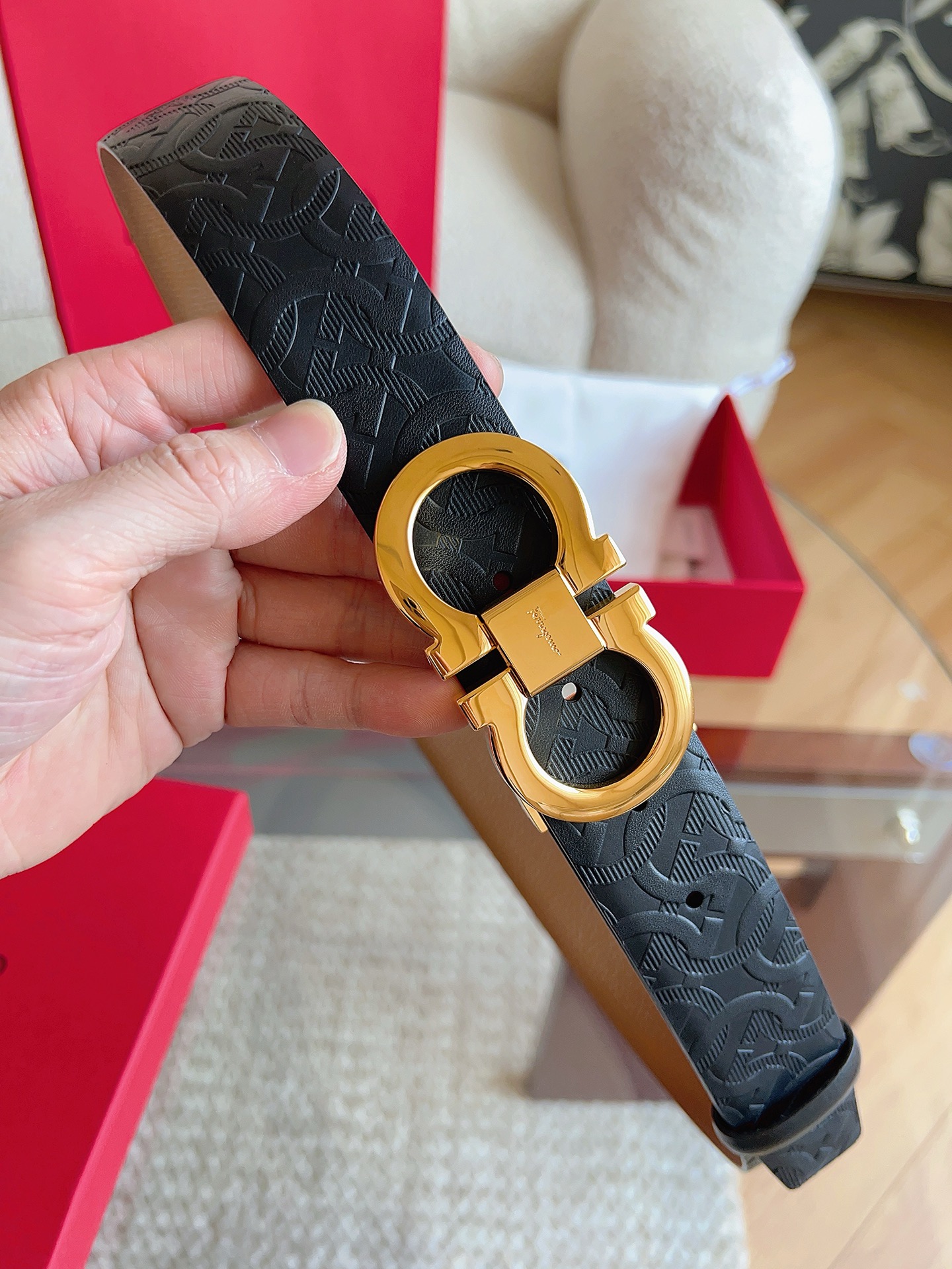 菲拉格慕（2026早春款），皮带选用经特别工艺处理的头层牛皮制成，突显天然粒纹，采用摩登优雅色调焕新演绎