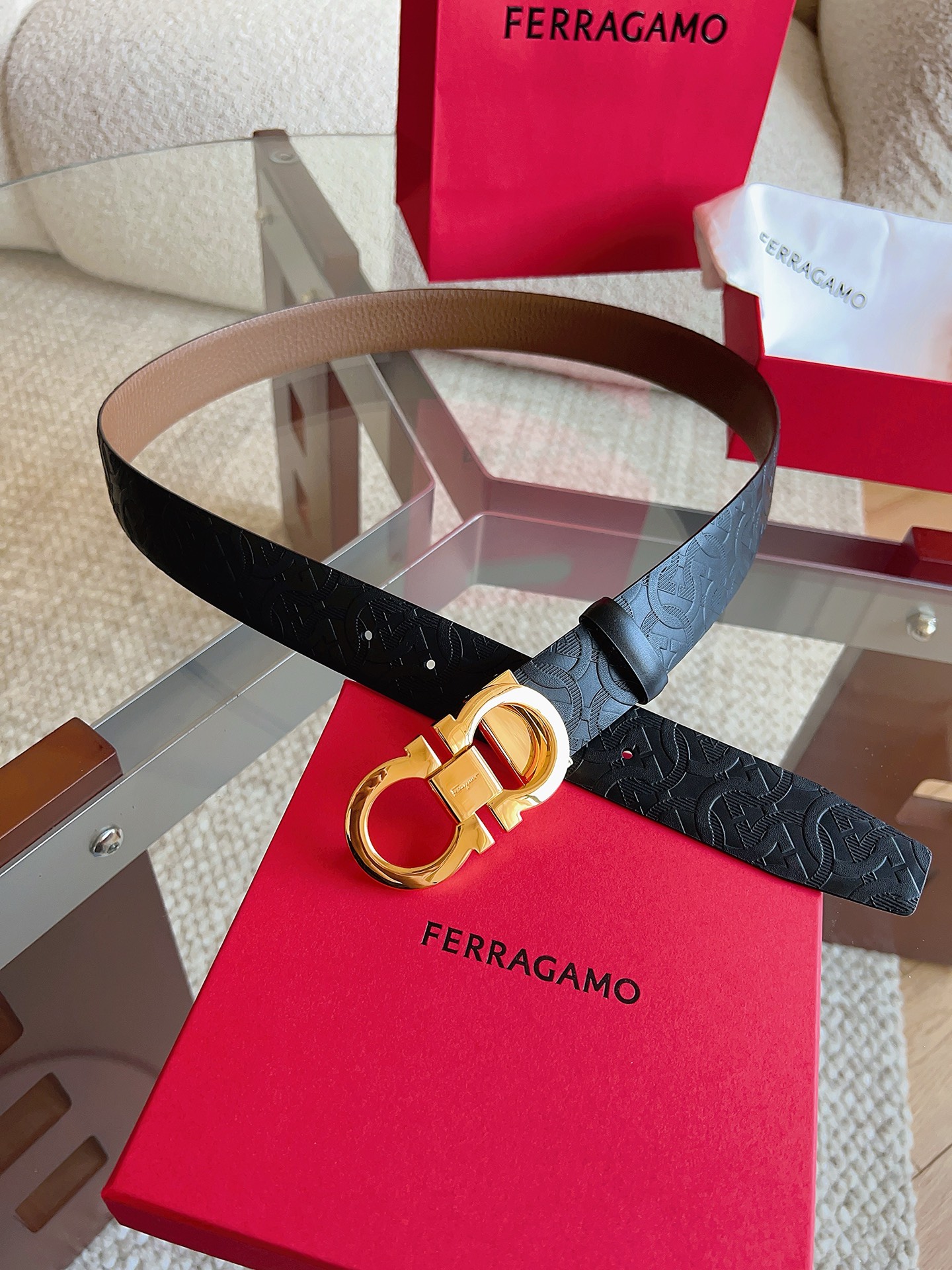 菲拉格慕（2026早春款），皮带选用经特别工艺处理的头层牛皮制成，突显天然粒纹，采用摩登优雅色调焕新演绎