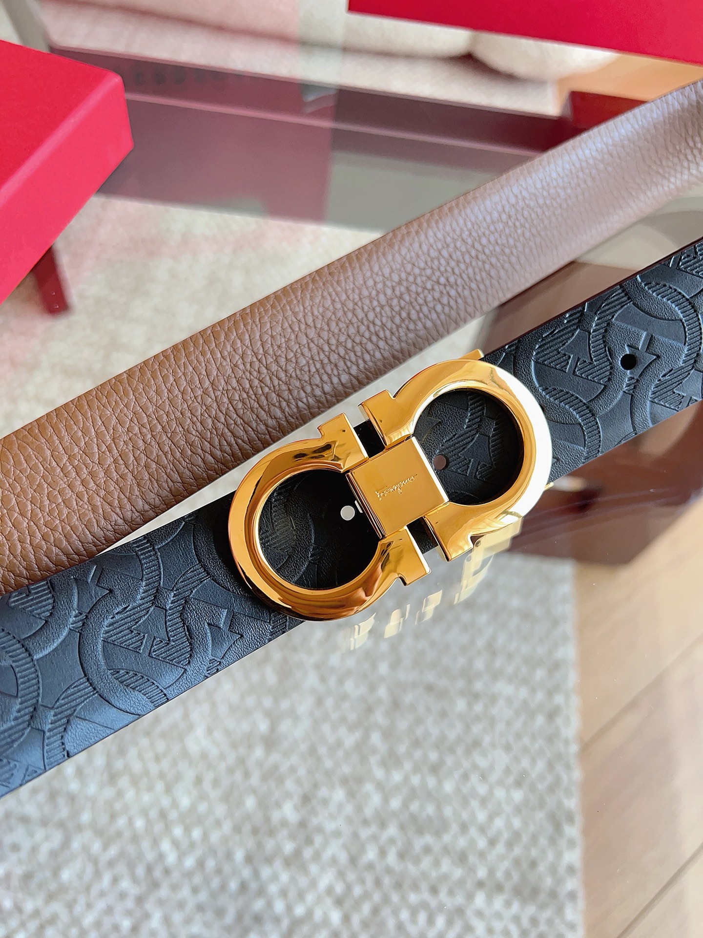 菲拉格慕（2026早春款），皮带选用经特别工艺处理的头层牛皮制成，突显天然粒纹，采用摩登优雅色调焕新演绎