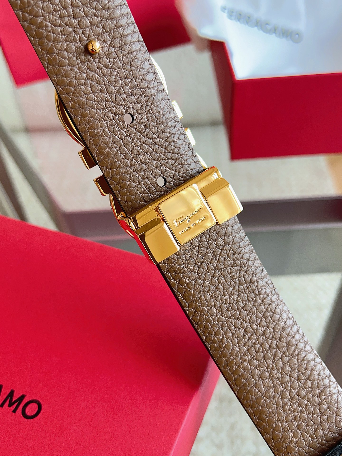 菲拉格慕（2026早春款），皮带选用经特别工艺处理的头层牛皮制成，突显天然粒纹，采用摩登优雅色调焕新演绎