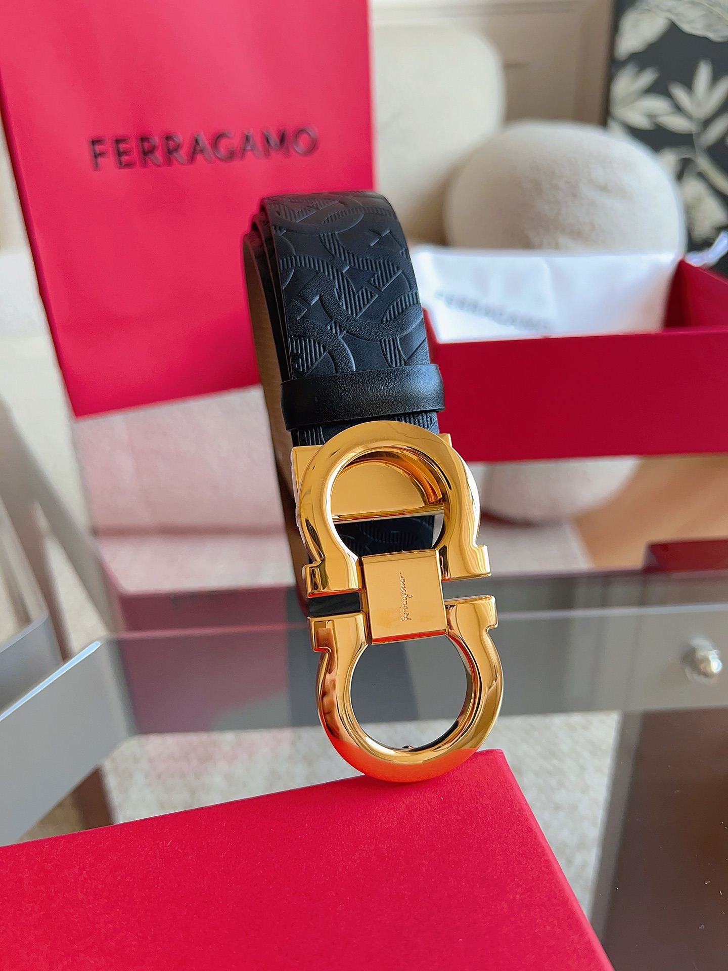 菲拉格慕（2026早春款），皮带选用经特别工艺处理的头层牛皮制成，突显天然粒纹，采用摩登优雅色调焕新演绎