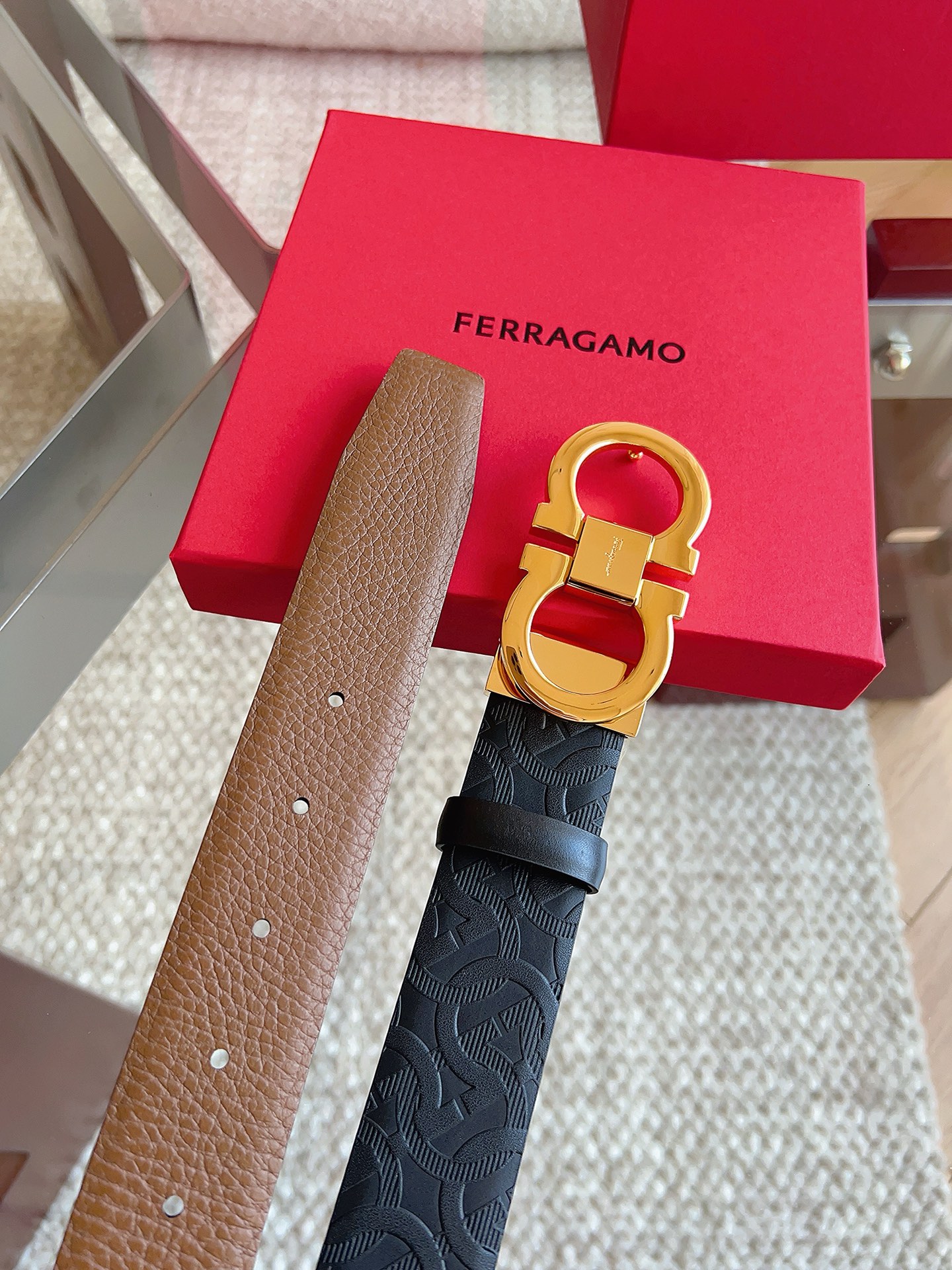 菲拉格慕（2026早春款），皮带选用经特别工艺处理的头层牛皮制成，突显天然粒纹，采用摩登优雅色调焕新演绎