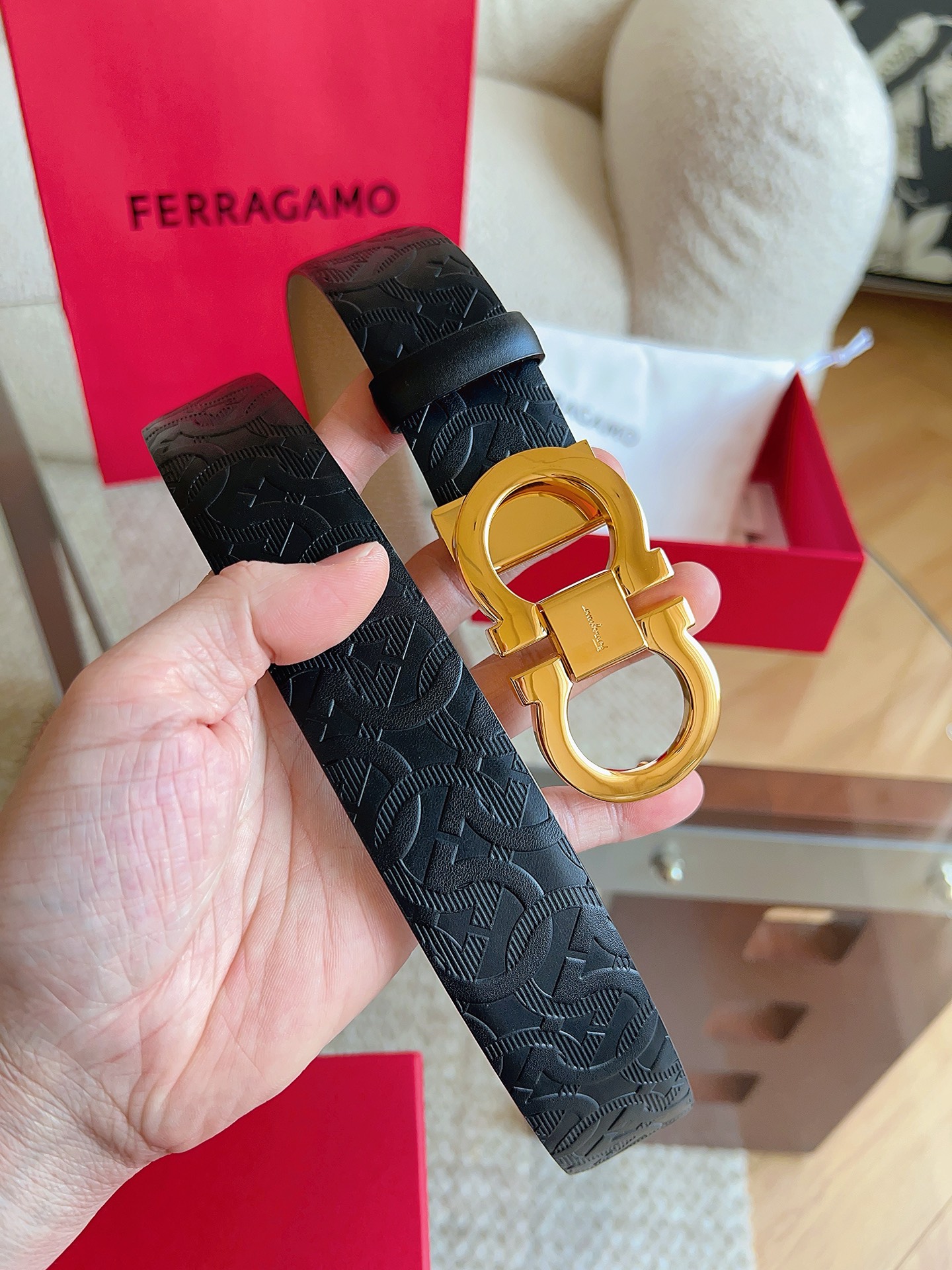 菲拉格慕（2026早春款），皮带选用经特别工艺处理的头层牛皮制成，突显天然粒纹，采用摩登优雅色调焕新演绎